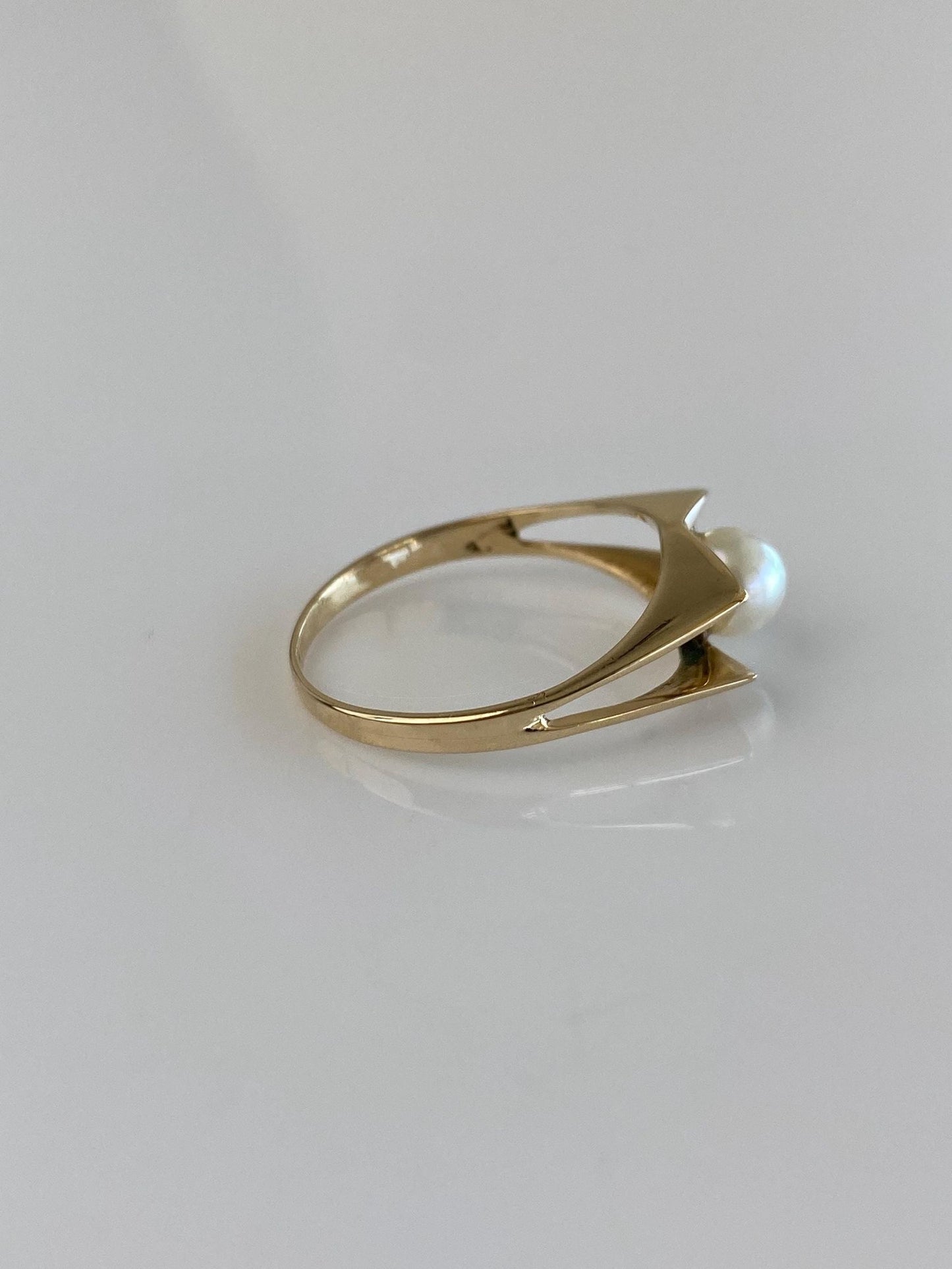 Vintage Solid 14k Yellow Gold Pearl Ring - Size 8.5