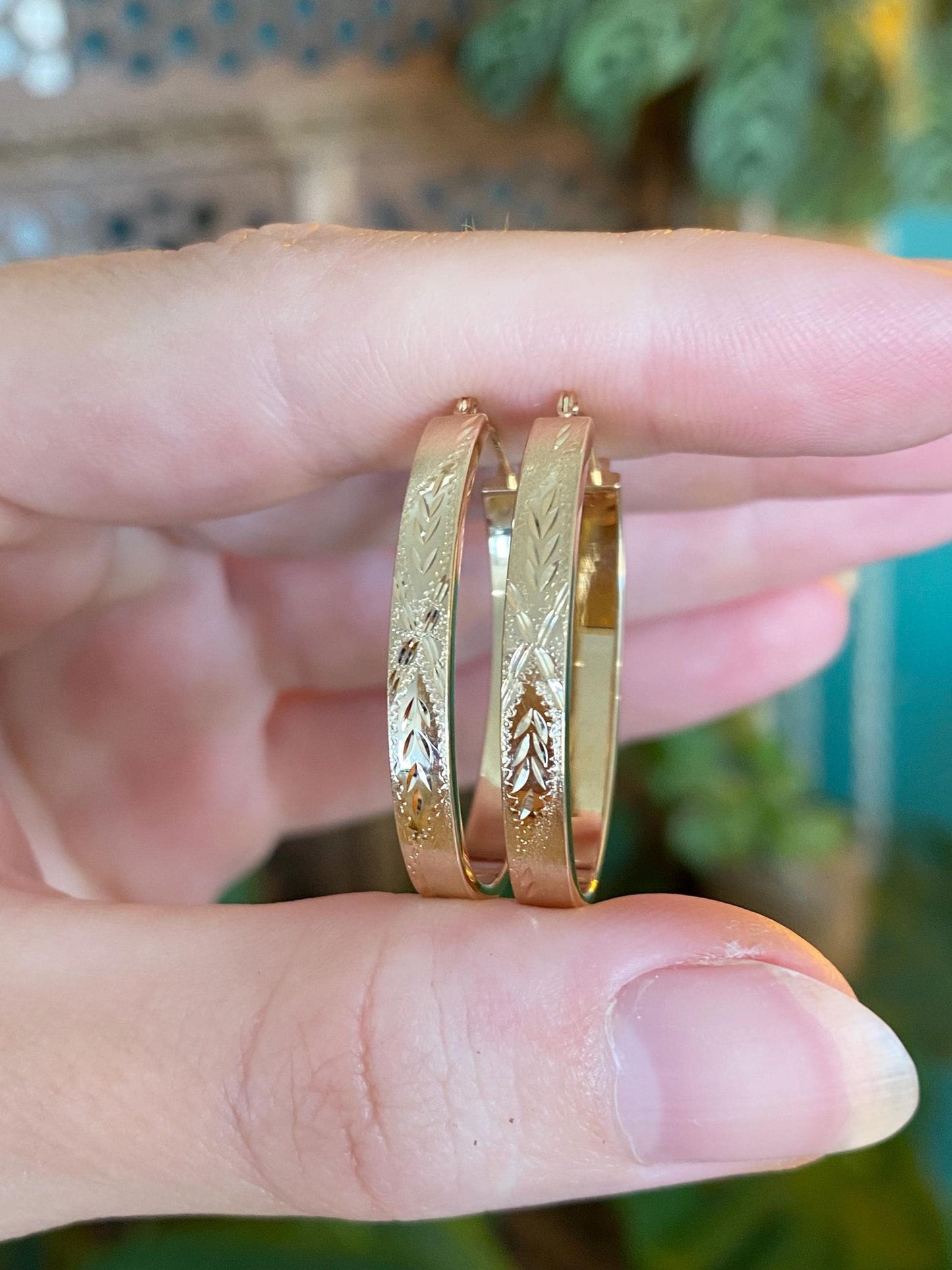 Vintage 14k Yellow Gold Diamond Cut Oval Hoop Earrings