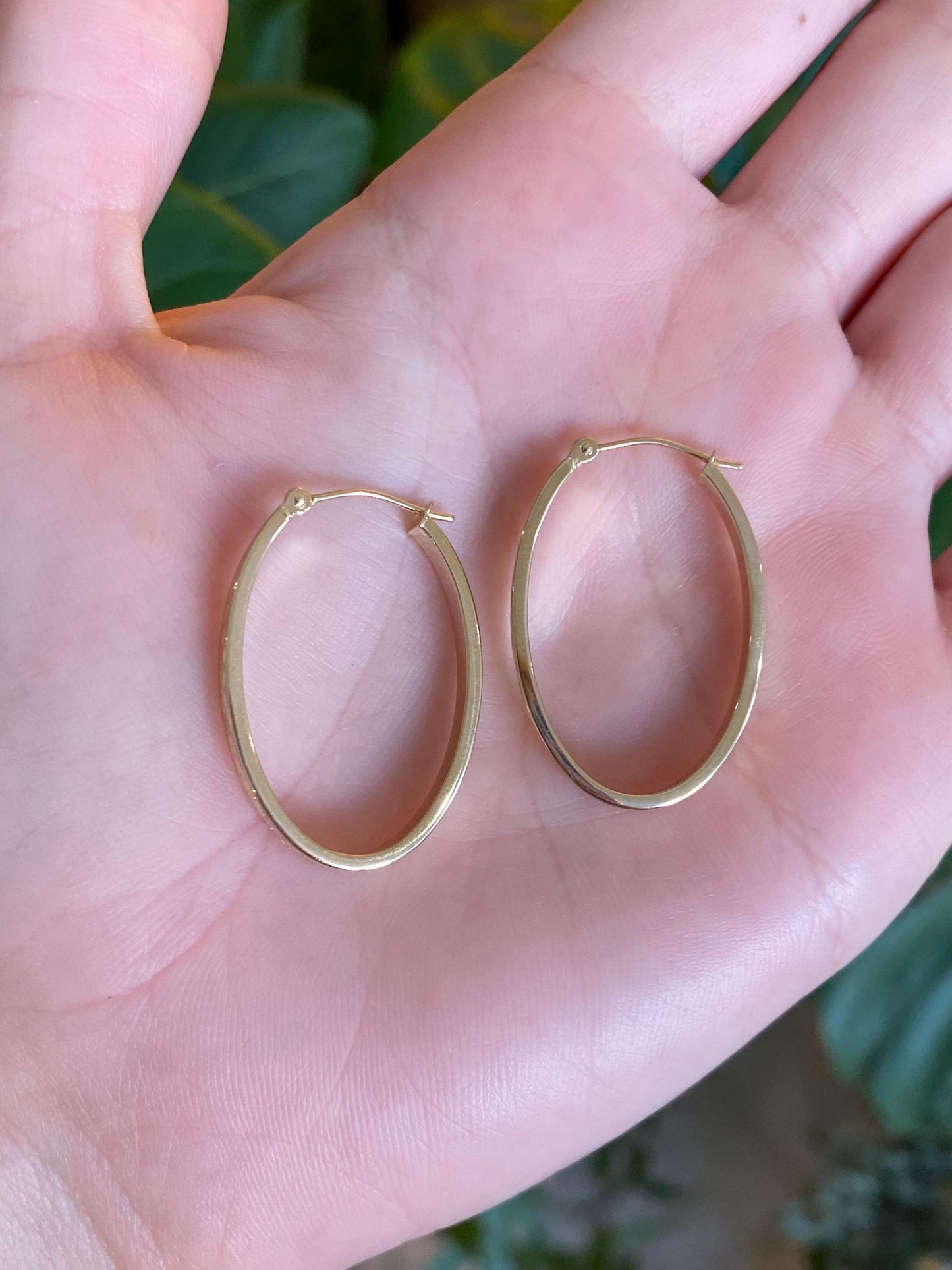 Vintage 14k Yellow Gold Diamond Cut Oval Hoop Earrings