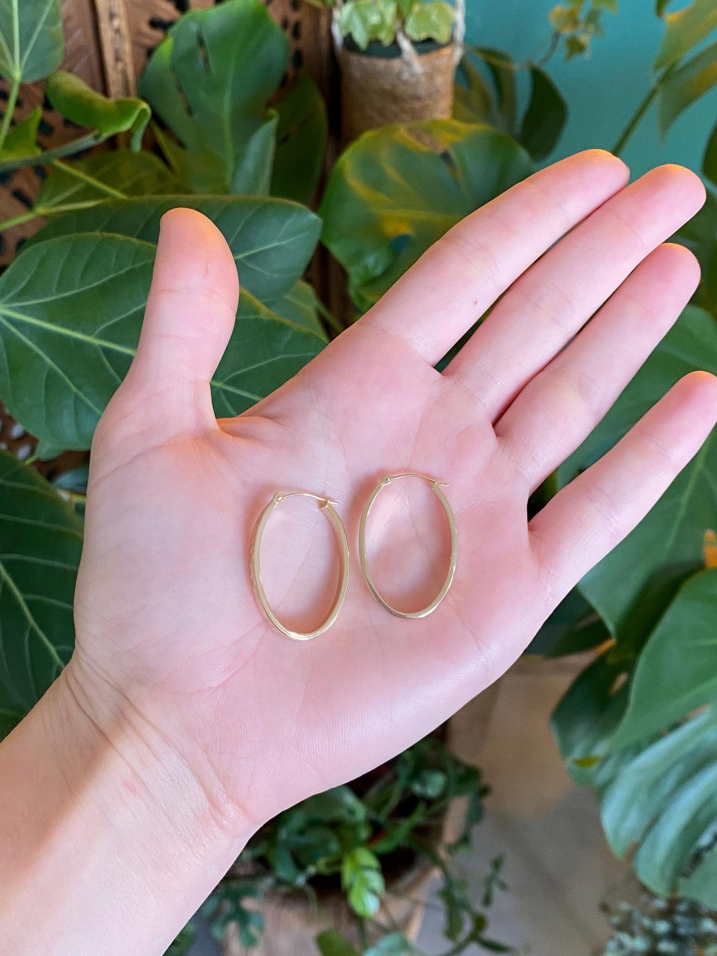 Vintage 14k Yellow Gold Diamond Cut Oval Hoop Earrings