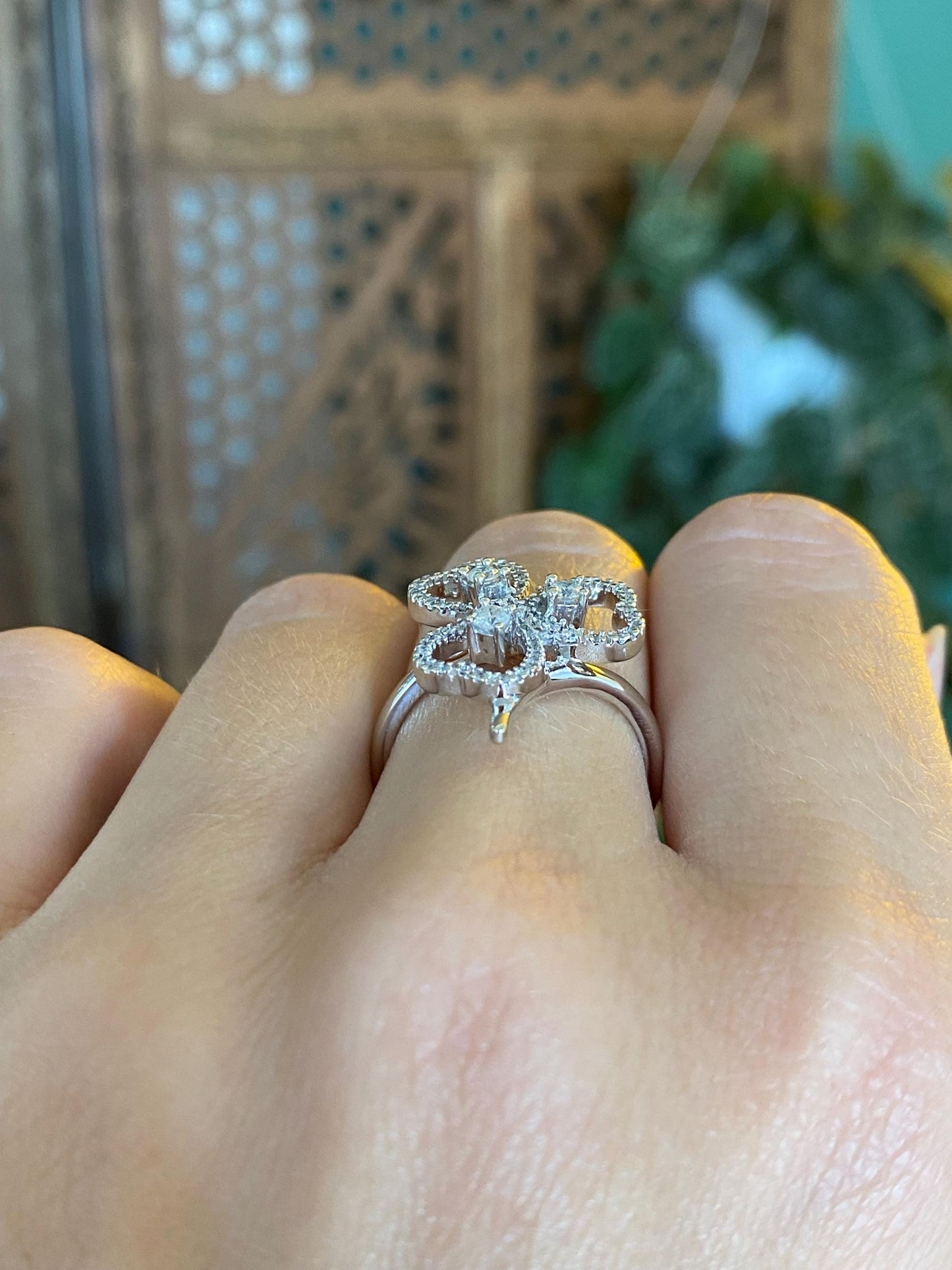 Vintage Solid 14k White Gold Diamond Clover Ring - Size 6.75