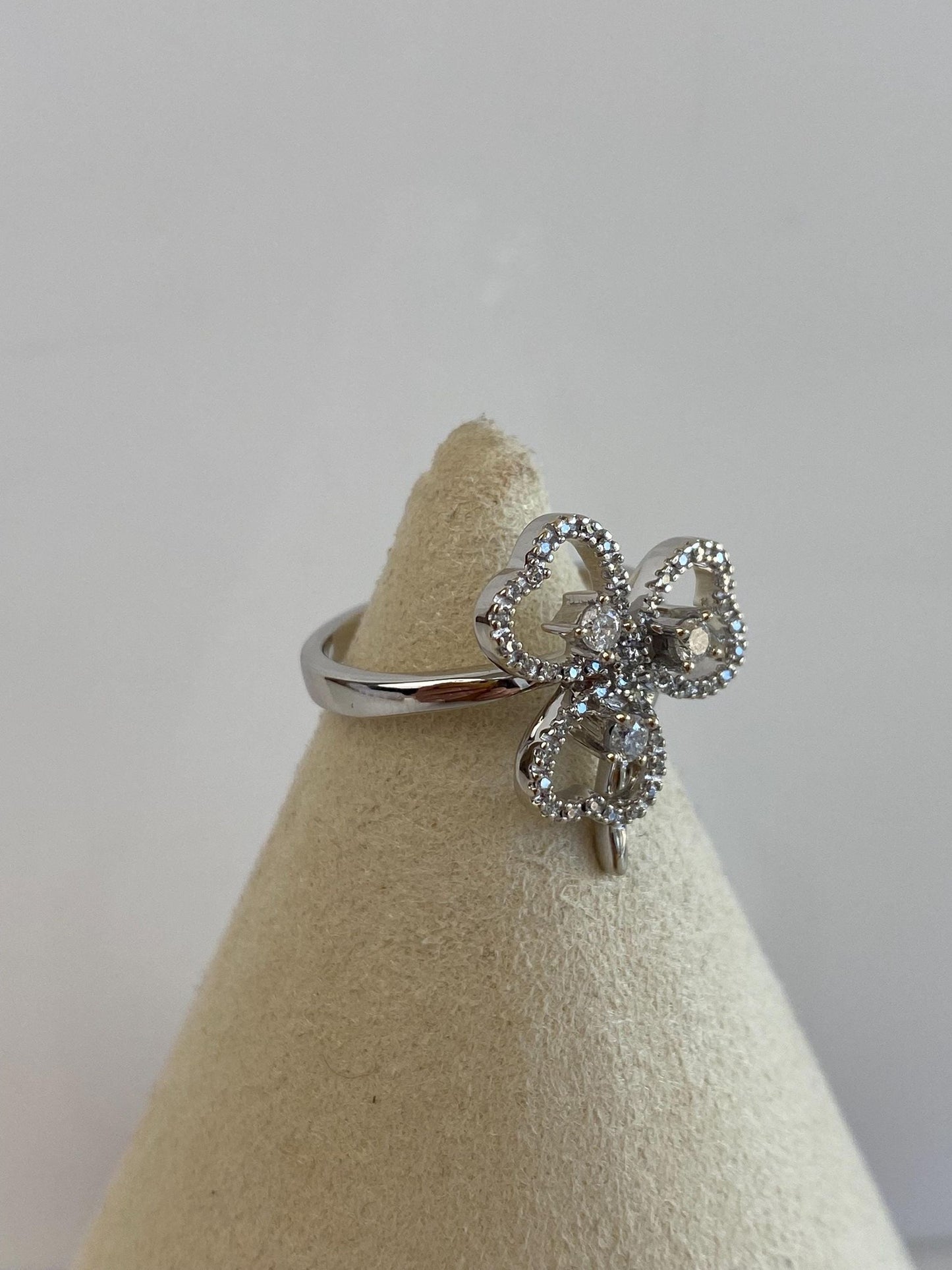 Vintage Solid 14k White Gold Diamond Clover Ring - Size 6.75