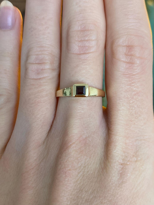 Vintage Solid 14k Yellow Gold Garnet Ring - Size 6.5