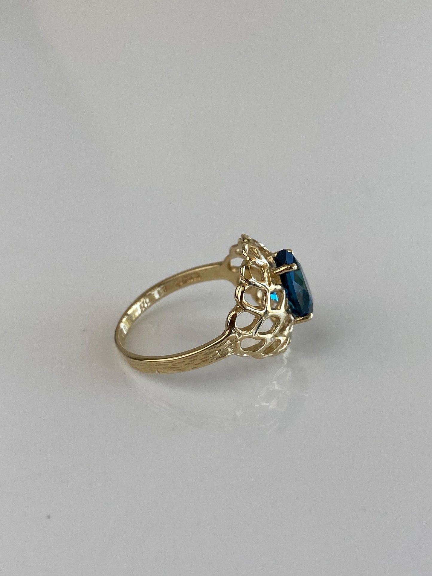 Vintage Solid 10k Yellow Gold Topaz Open Weave Ring - Size 7.5