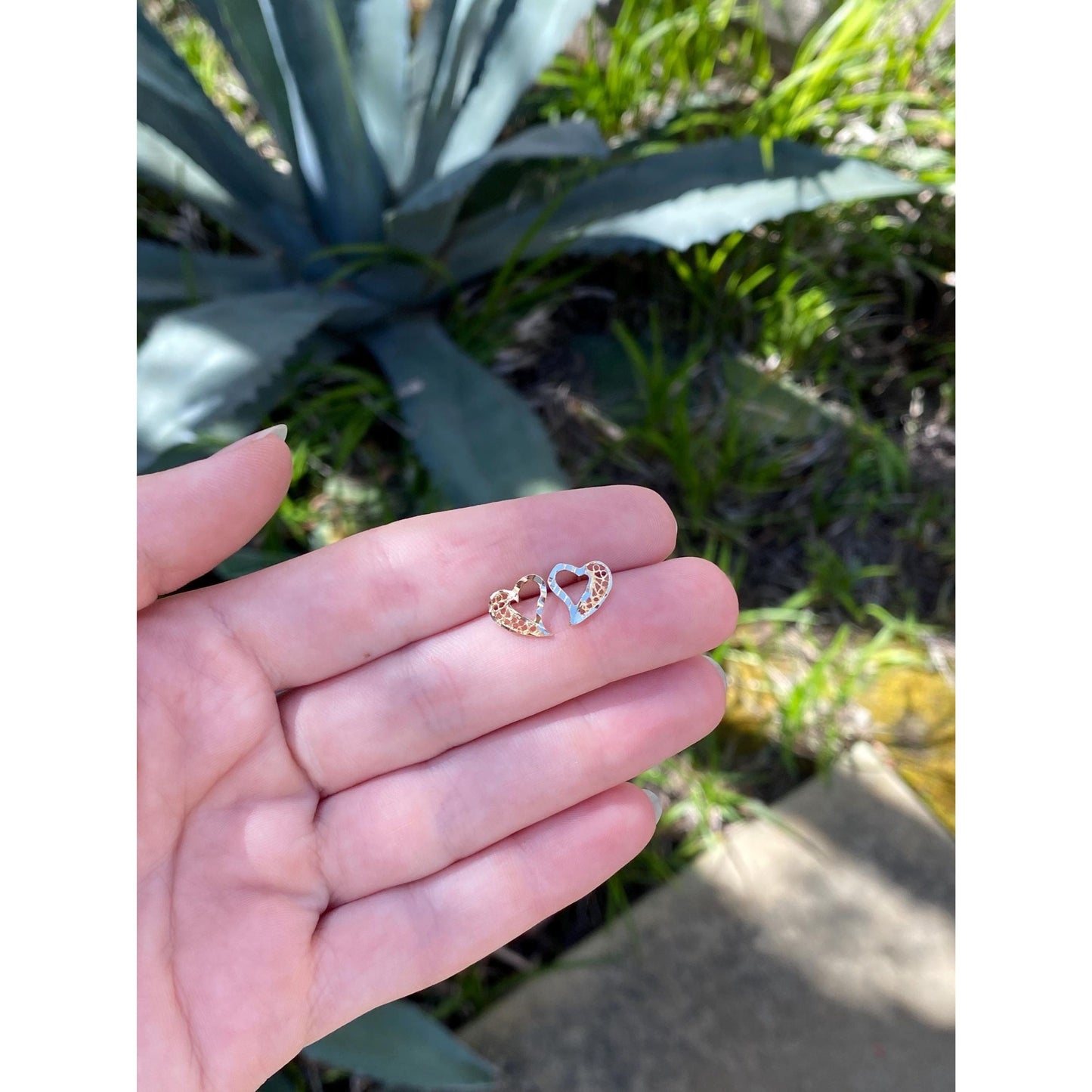 Vintage Solid 14k Yellow Gold Diamond Cut Filigree Heart Stud Earrings