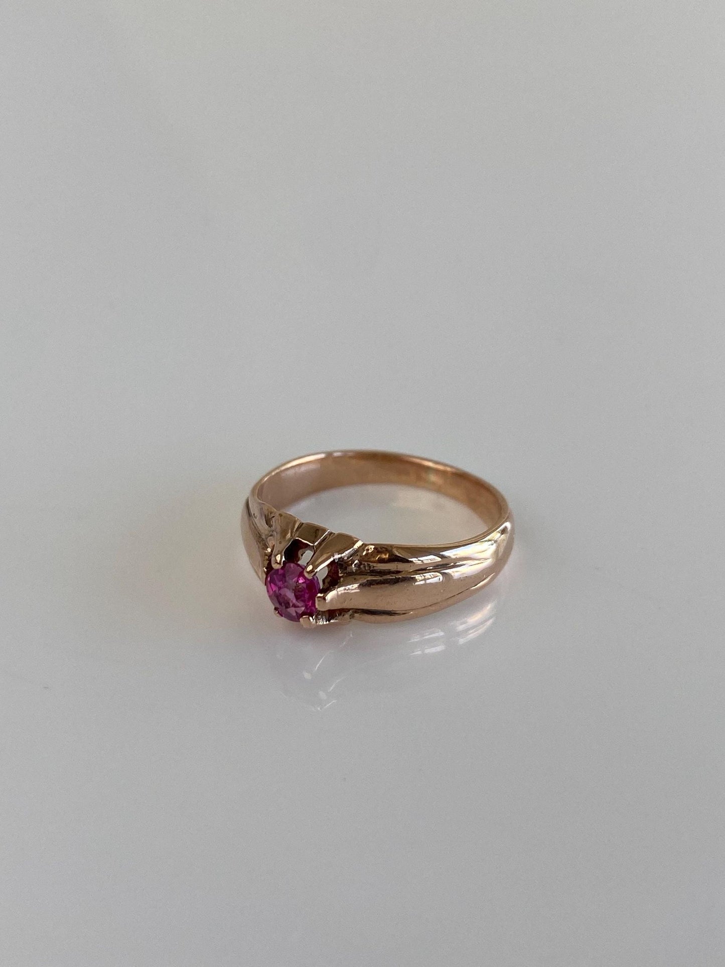 Vintage Solid 9k Rosey Gold Pink Sapphire Ring - Size 4.25