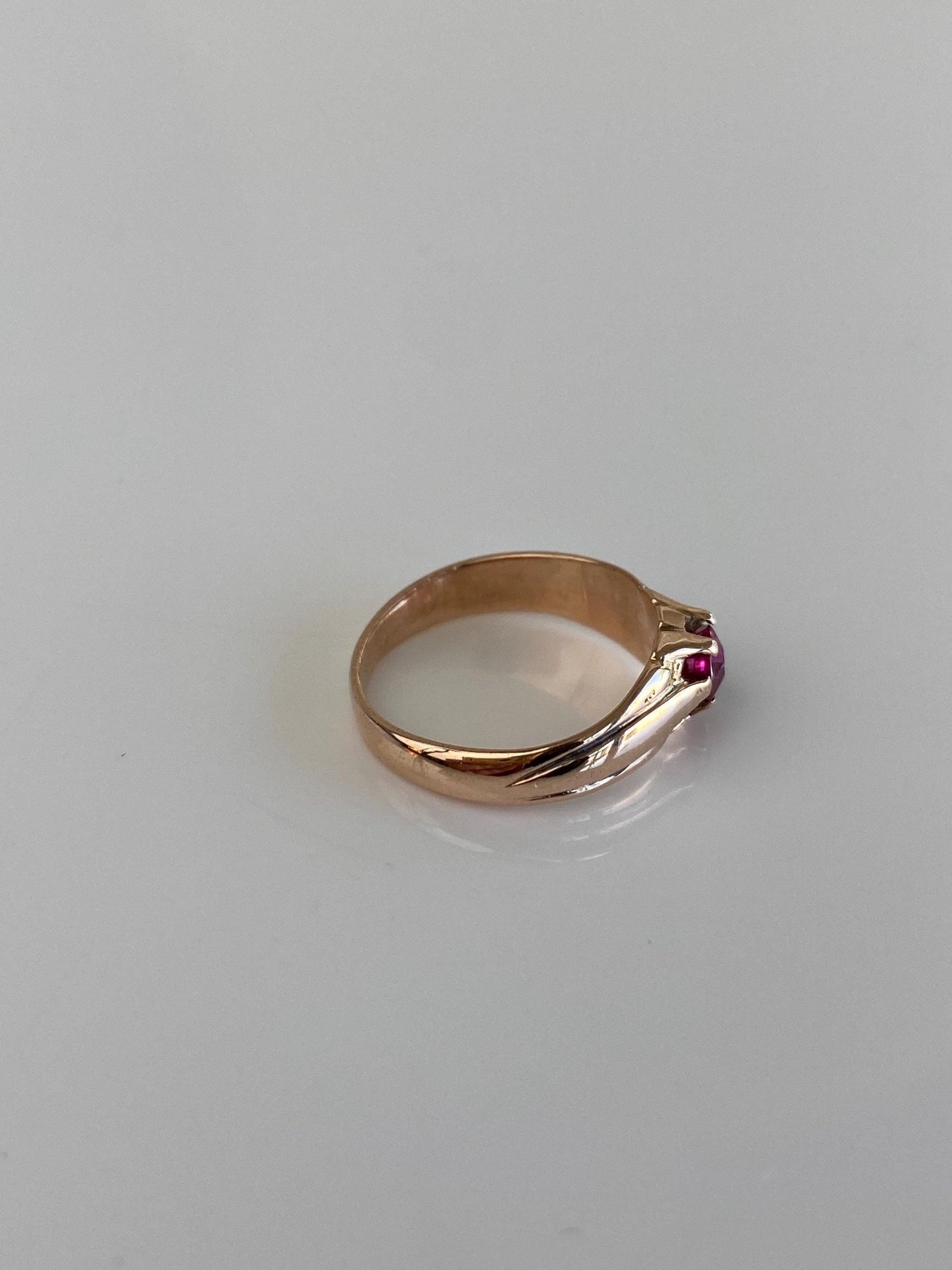 Vintage Solid 9k Rosey Gold Pink Sapphire Ring - Size 4.25