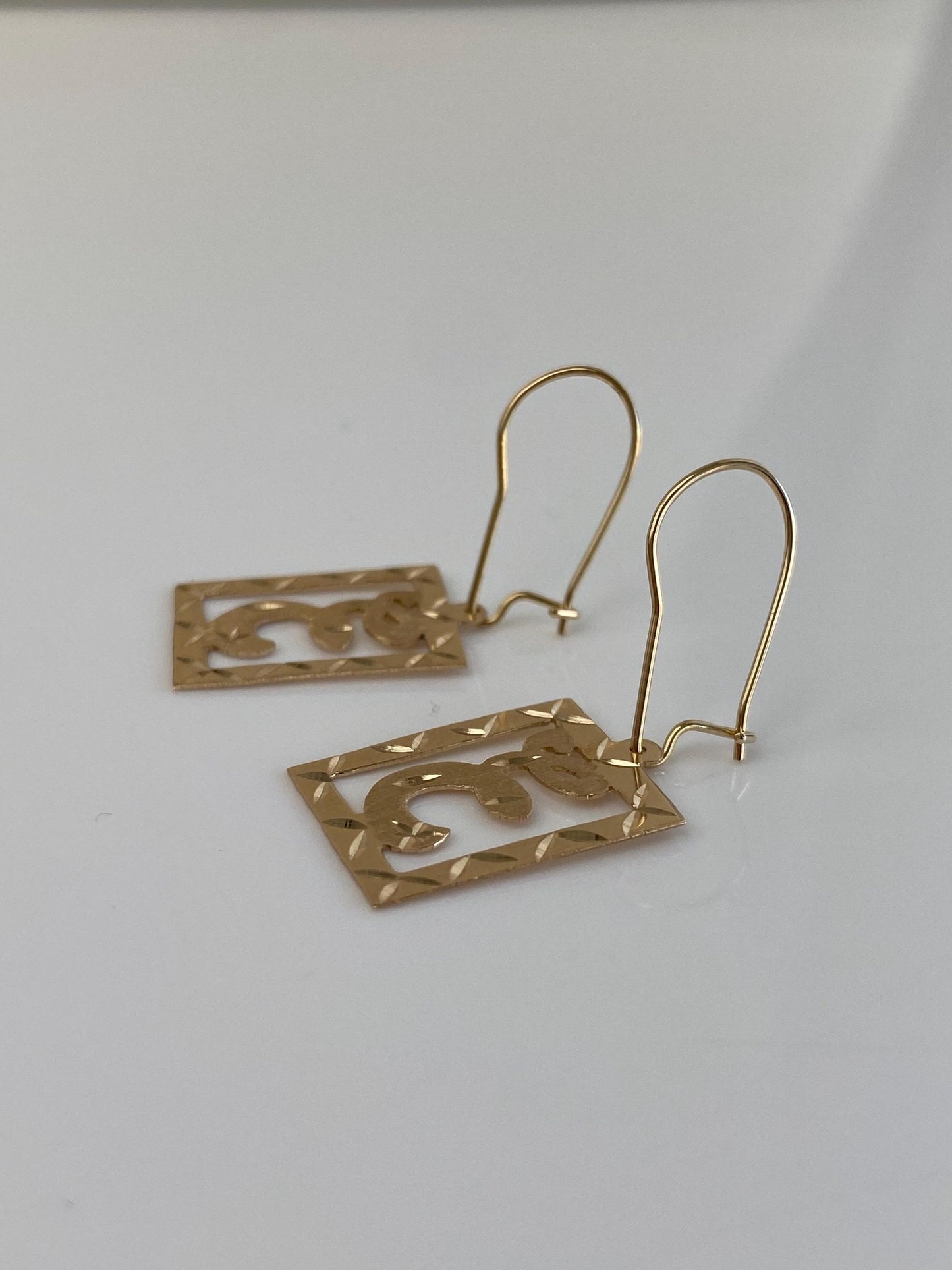 Vintage Solid 14k Yellow Gold Diamond Cut Initial 'E' Dangle Earrings