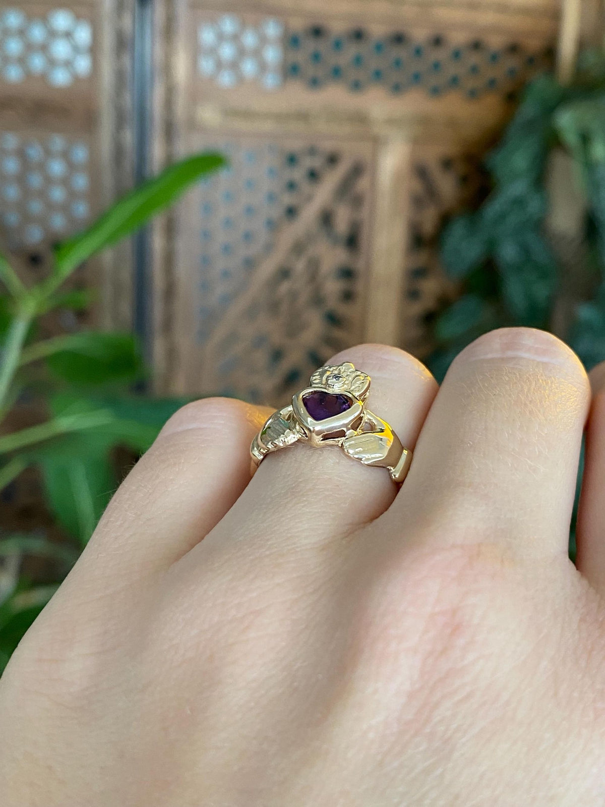 Vintage Solid 14k Yellow Gold Amethyst Heart Claddaugh Ring - Size 6.5