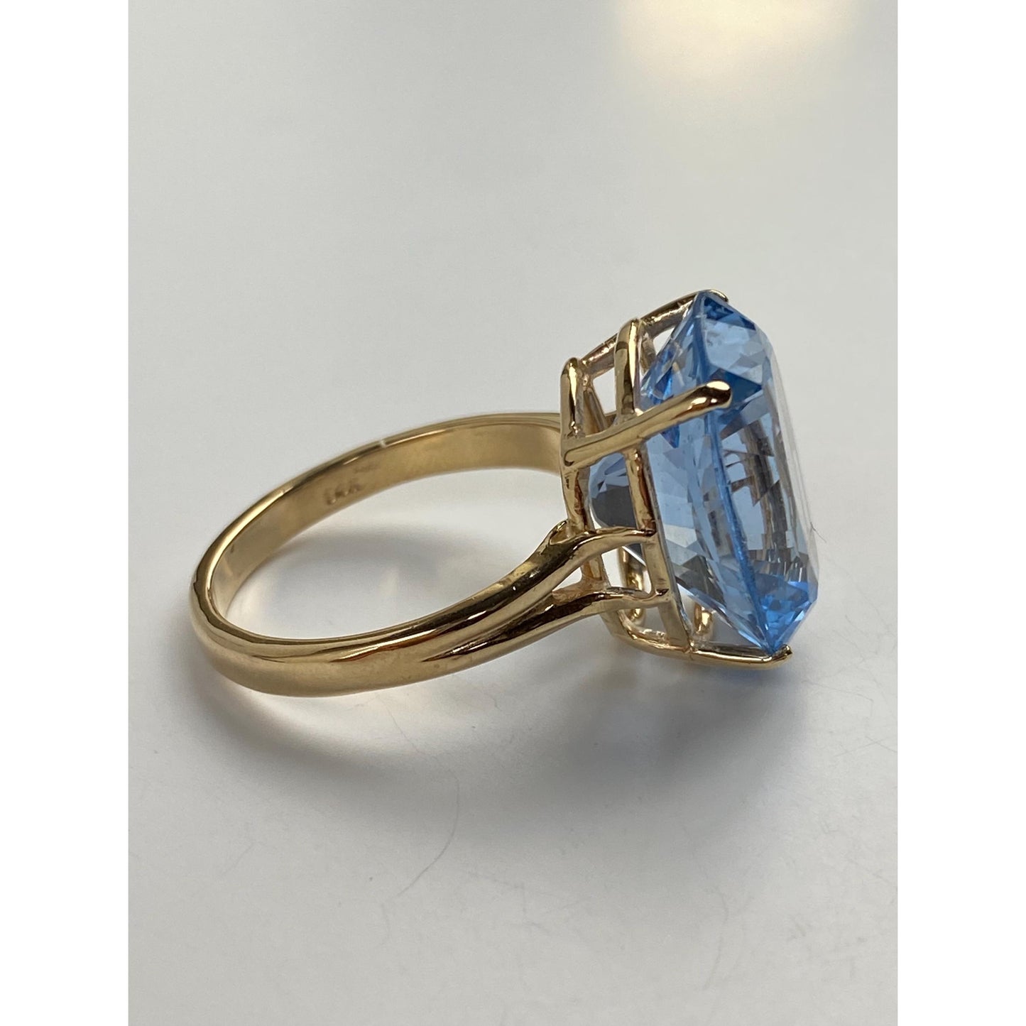Vintage Solid 14k Yellow Gold Light Blue Topaz Ring - Size 9