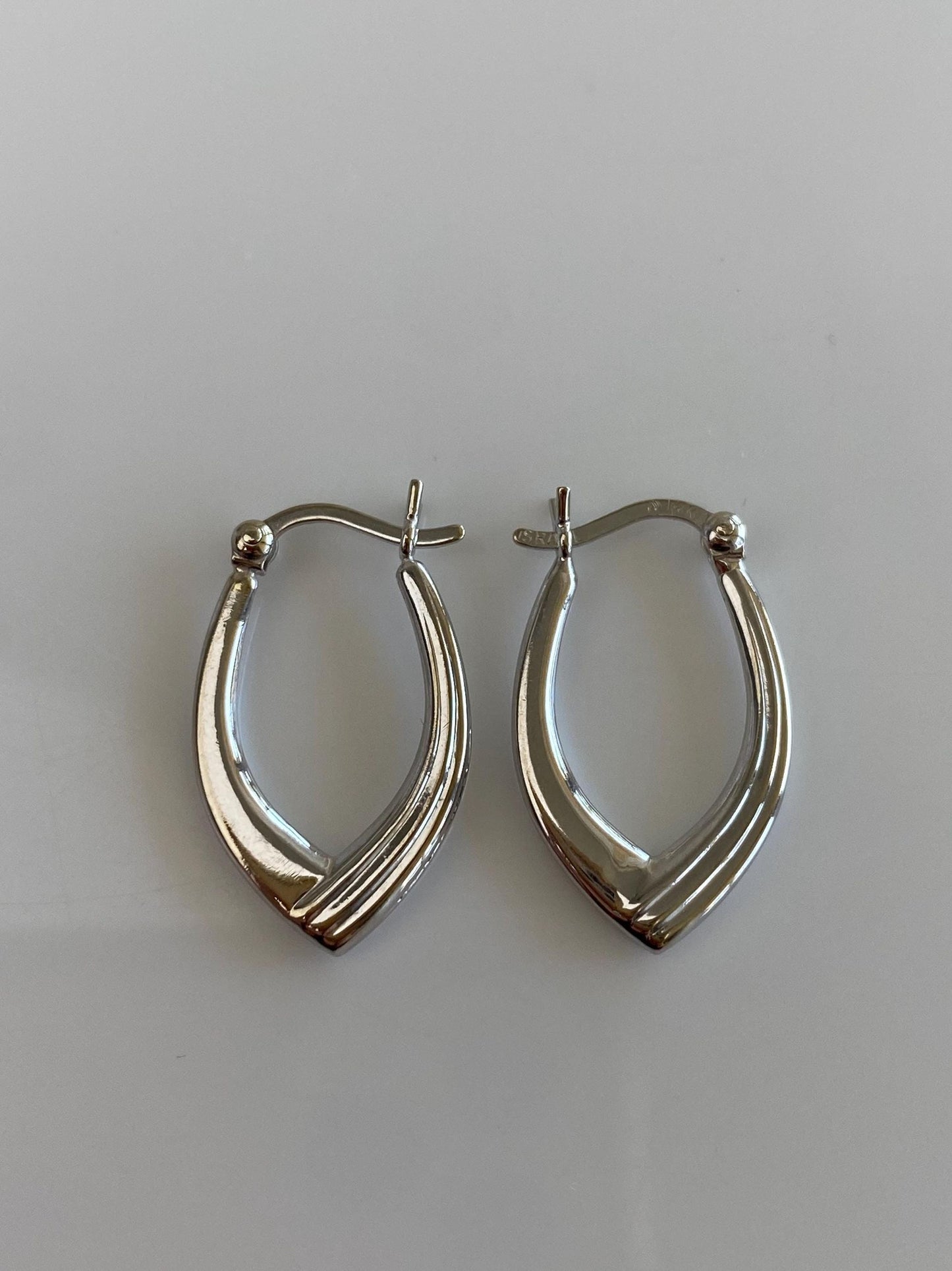 Vintage 14k White Gold Lined Chevron Hoop Earrings