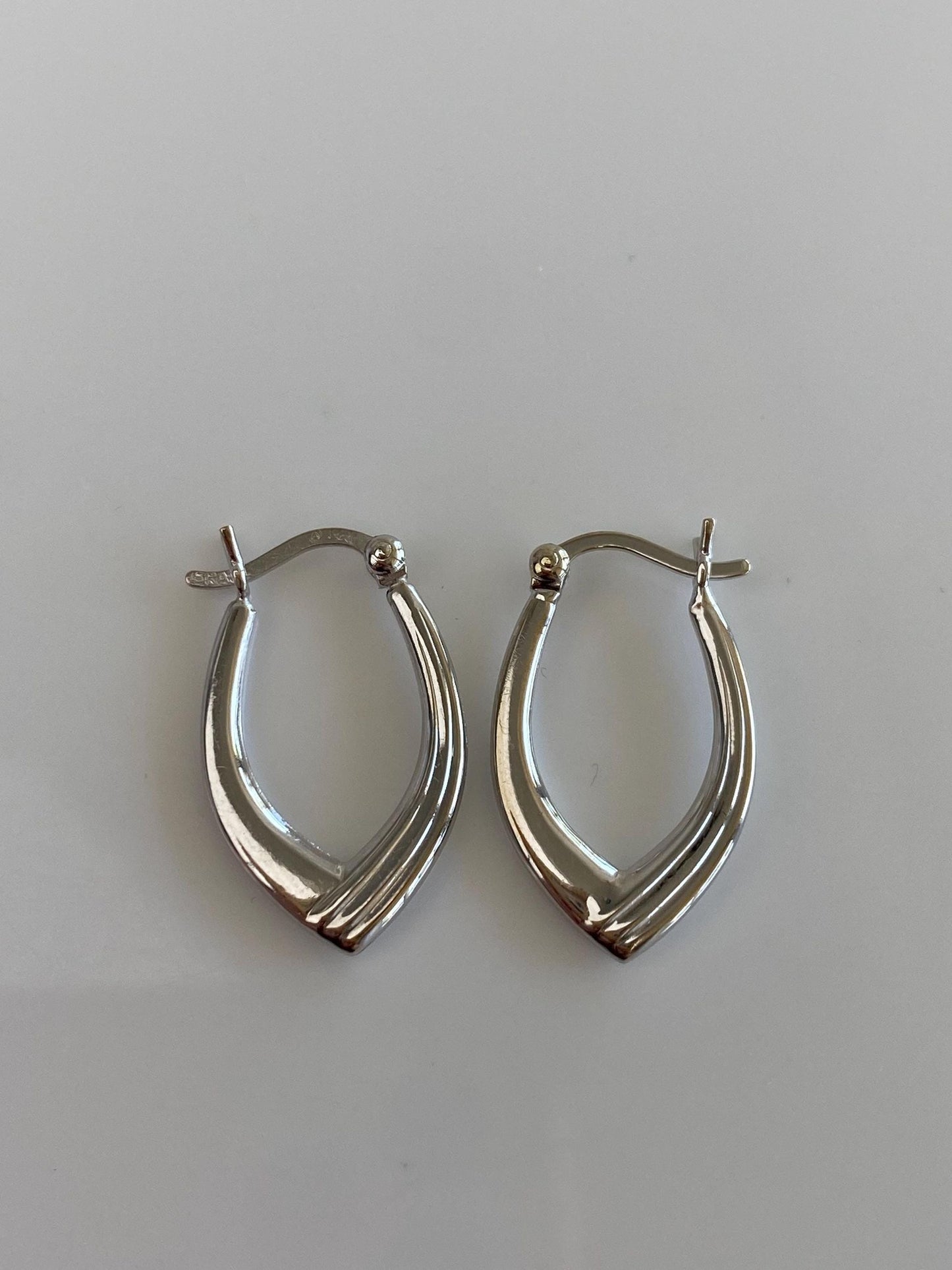 Vintage 14k White Gold Lined Chevron Hoop Earrings