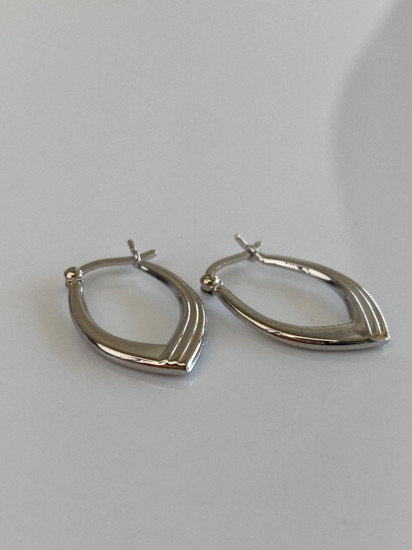 Vintage 14k White Gold Lined Chevron Hoop Earrings