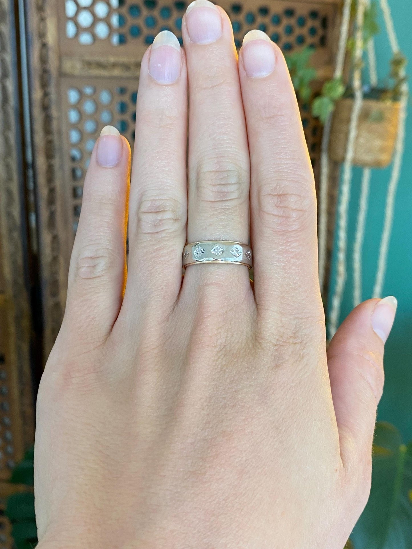 Vintage Solid 14k White & Yellow Gold Diamond Cut Ring Band - Size 6.75