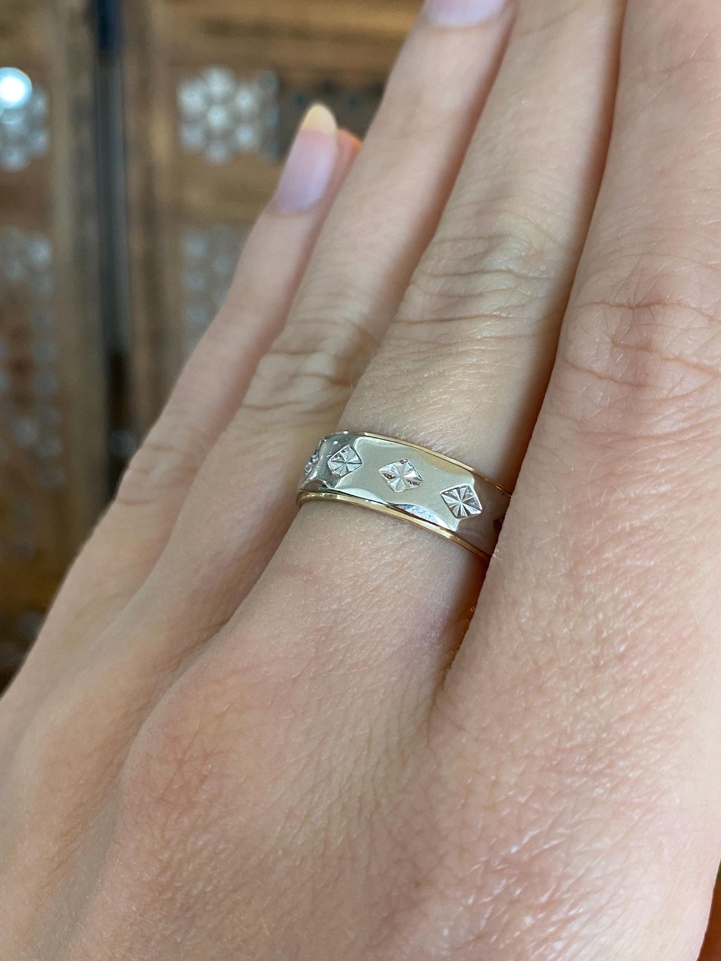 Vintage Solid 14k White & Yellow Gold Diamond Cut Ring Band - Size 6.75