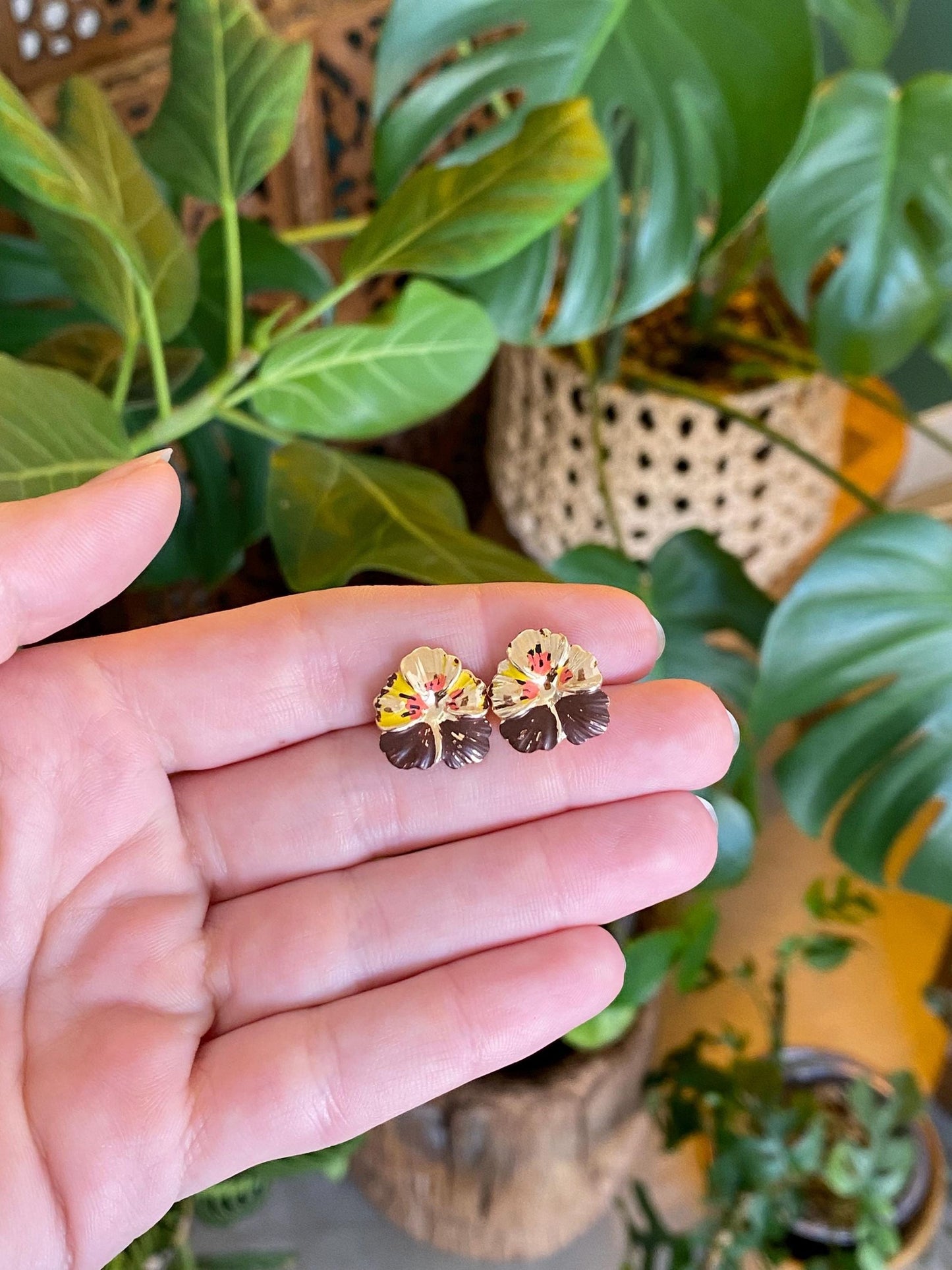 Vintage Solid 10k Yellow Gold Enamel Flower Stud Earrings