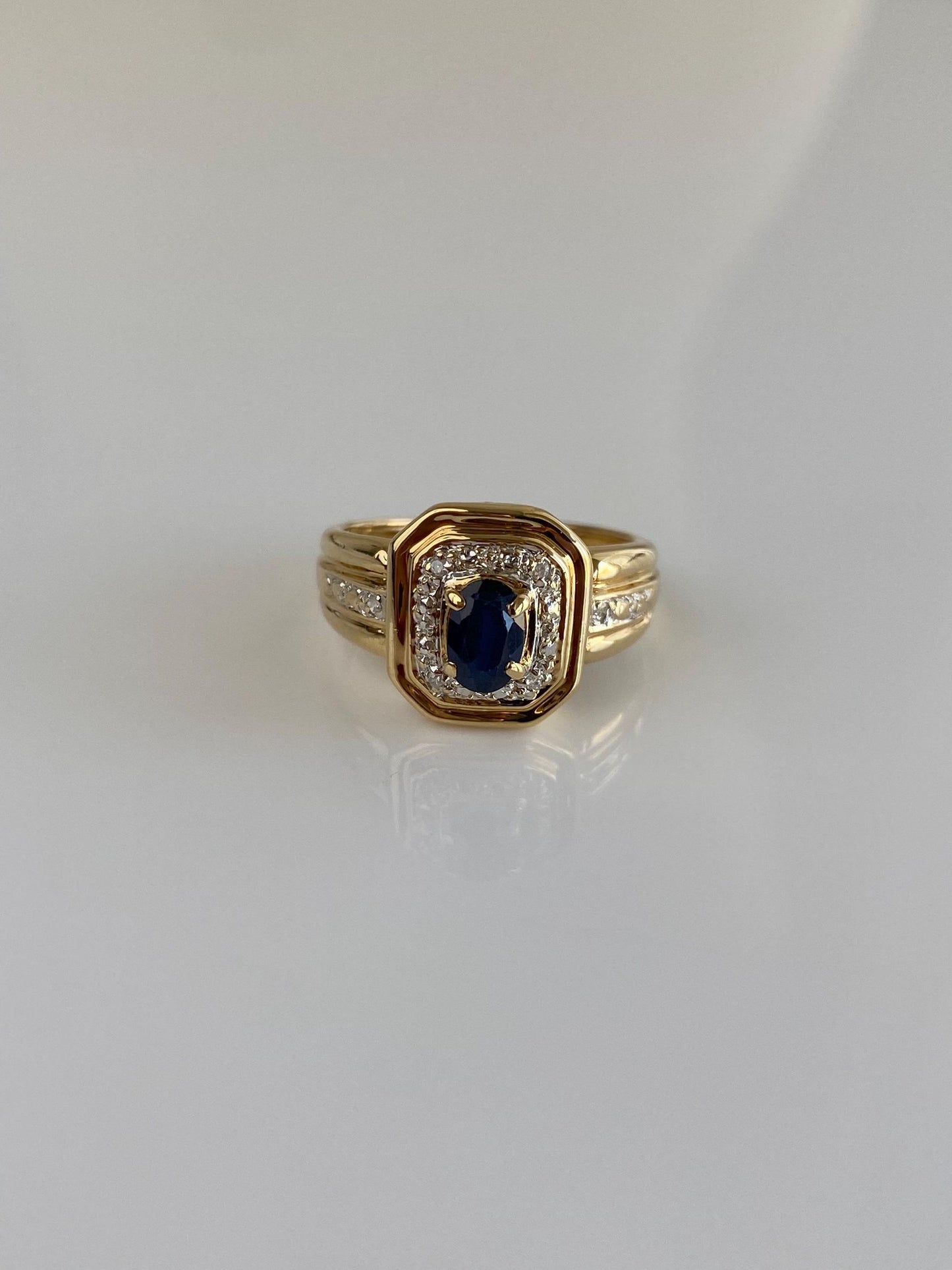 Vintage Solid 18k Yellow Gold Diamond Halo Blue Sapphire Ring - Size 6.5