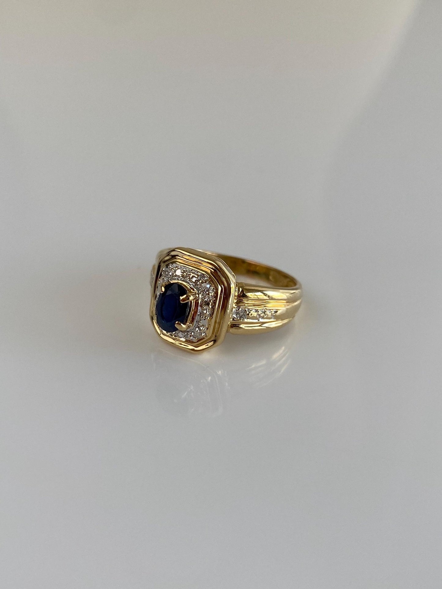 Vintage Solid 18k Yellow Gold Diamond Halo Blue Sapphire Ring - Size 6.5