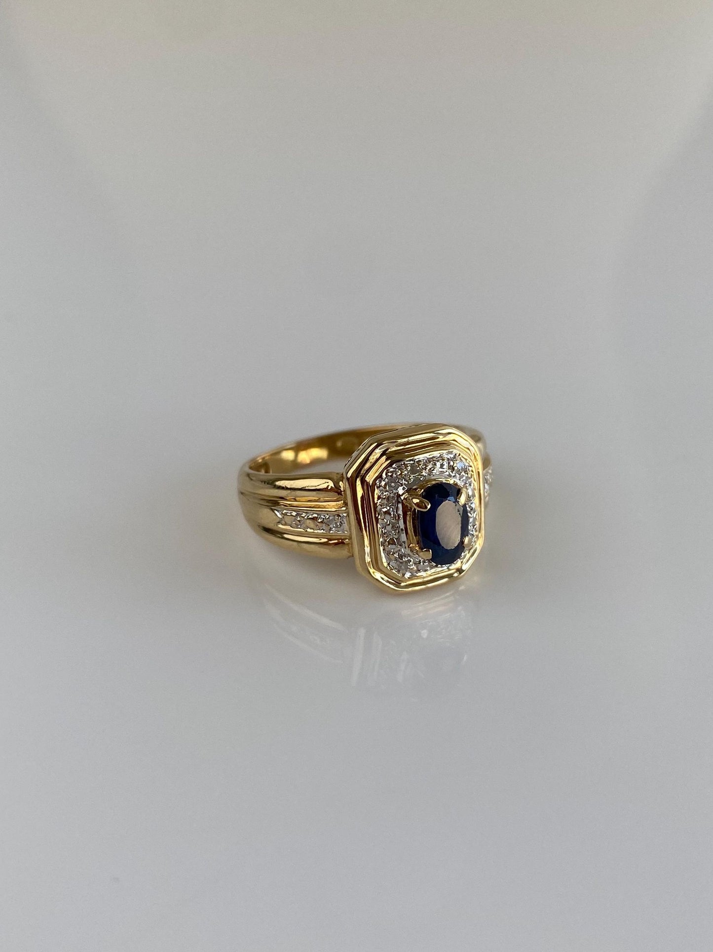 Vintage Solid 18k Yellow Gold Diamond Halo Blue Sapphire Ring - Size 6.5