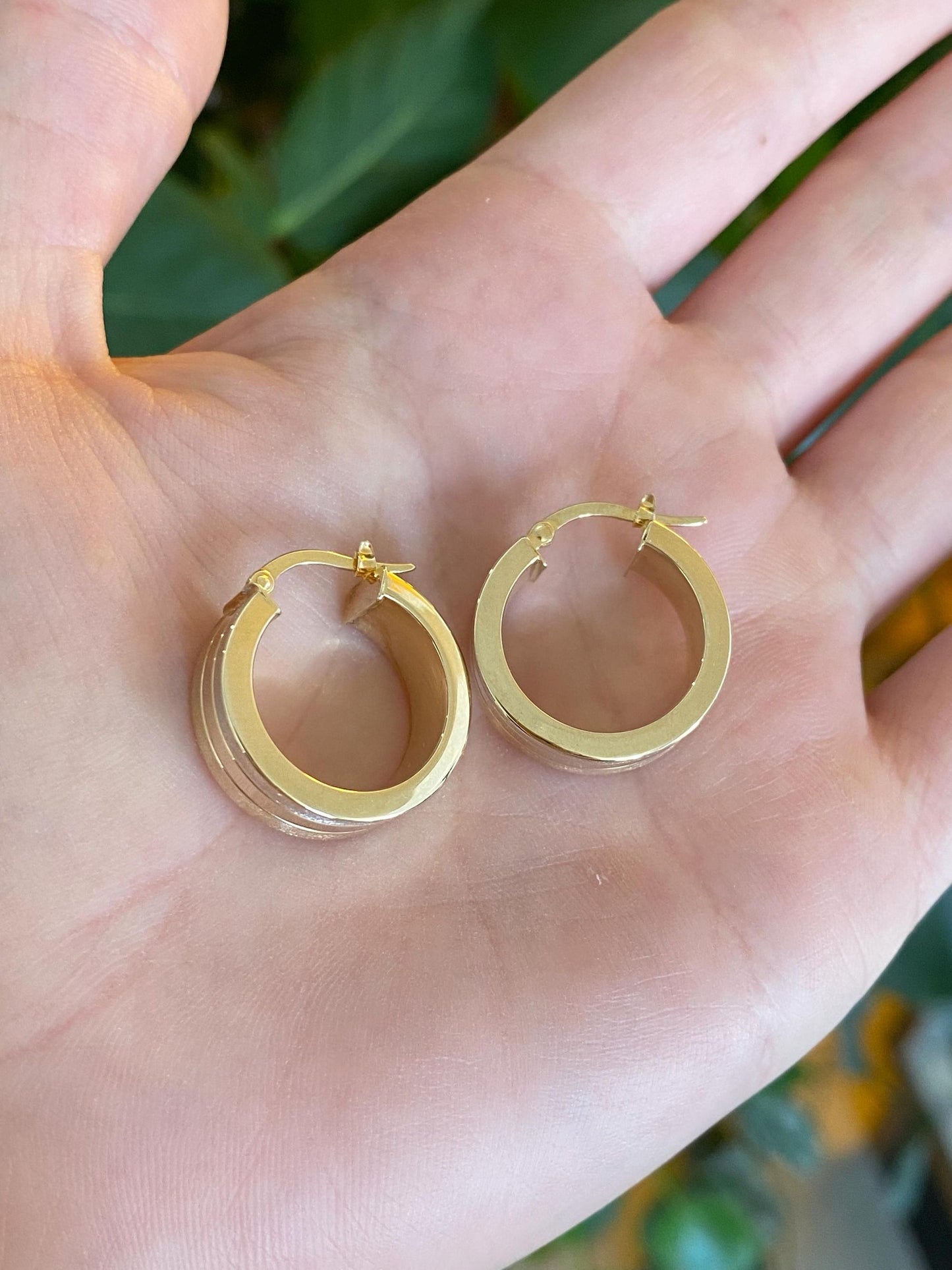 Vintage 14k Yellow Gold Satin Shiny Lined Design Straight Edge Hoop Earrings