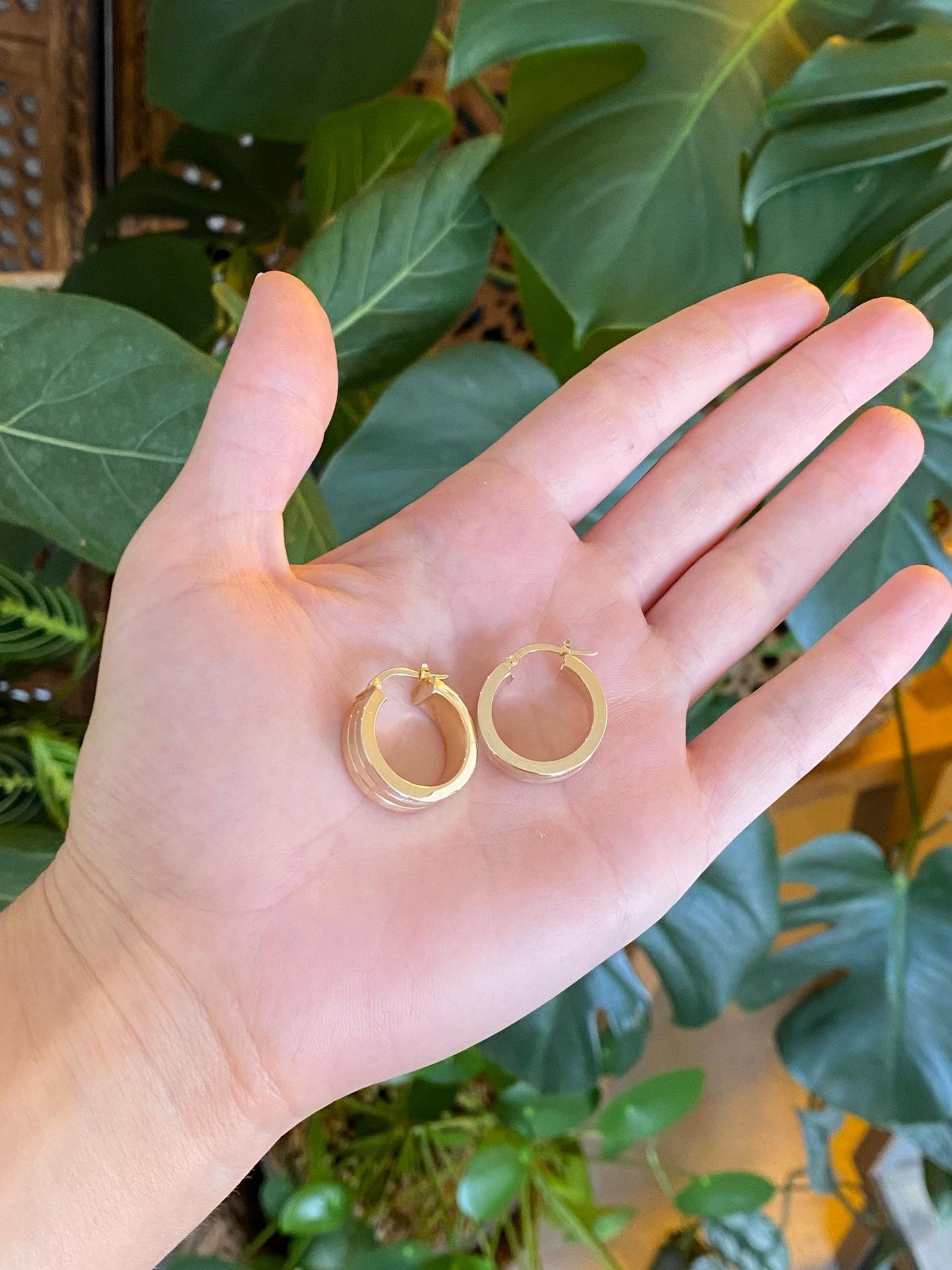 Vintage 14k Yellow Gold Satin Shiny Lined Design Straight Edge Hoop Earrings