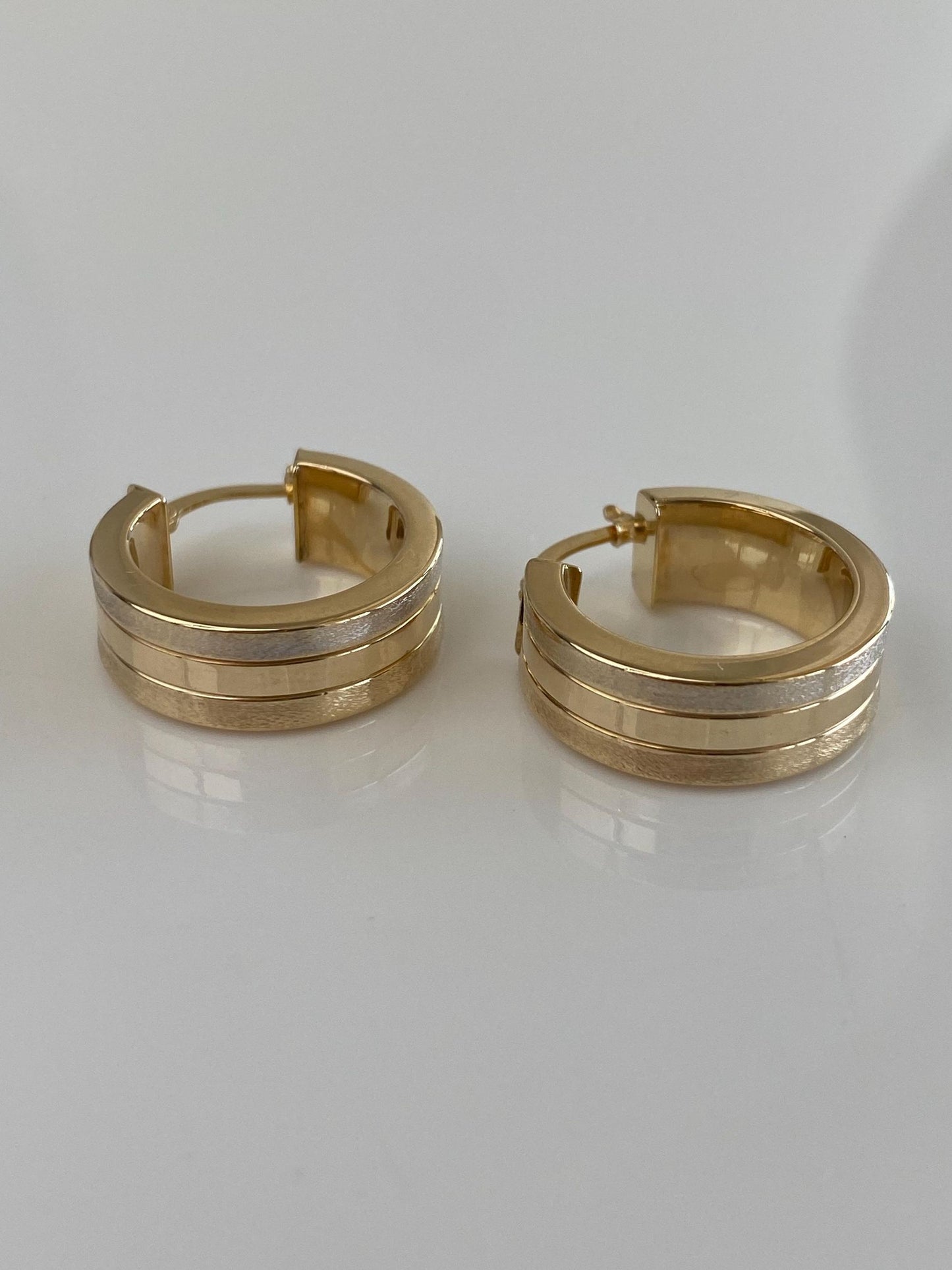 Vintage 14k Yellow Gold Satin Shiny Lined Design Straight Edge Hoop Earrings