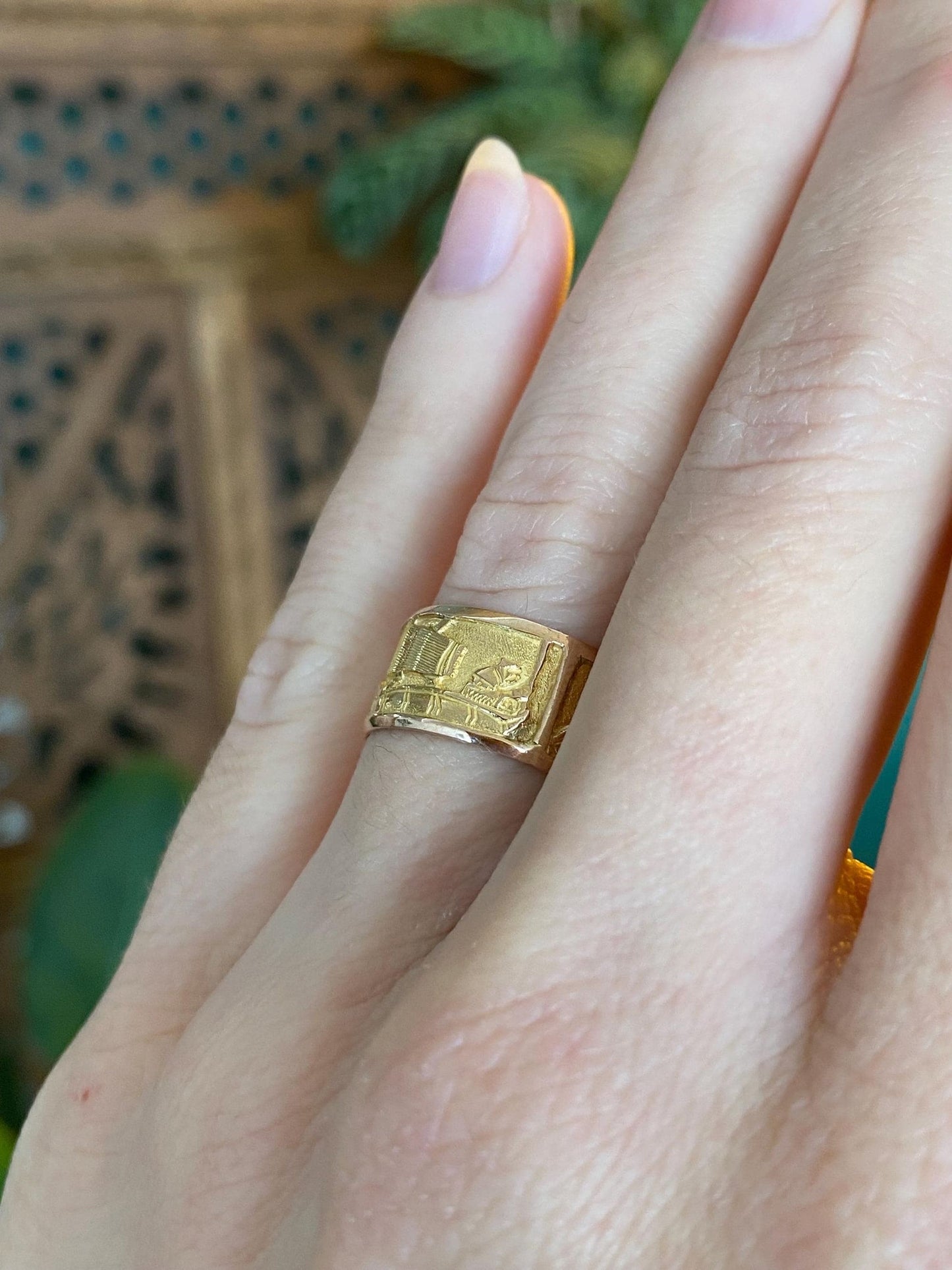 Vintage Solid 18k Yellow Gold Ring Band - Size 5.75