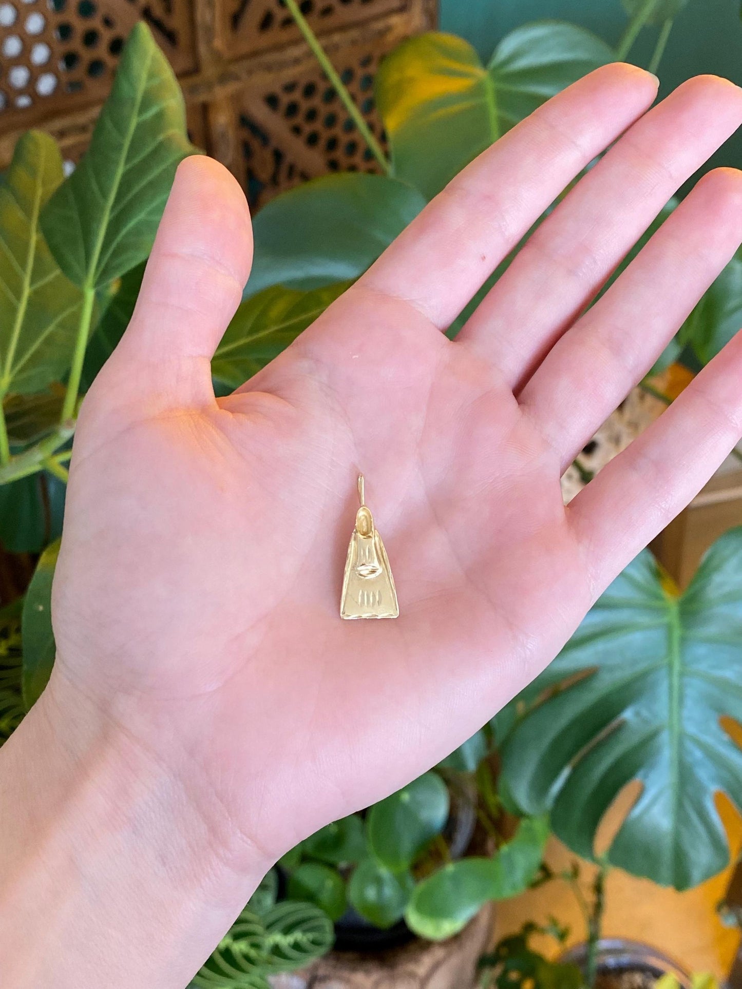 Vintage Solid 14k Yellow Gold Diamond Cut Swim Fin Charm
