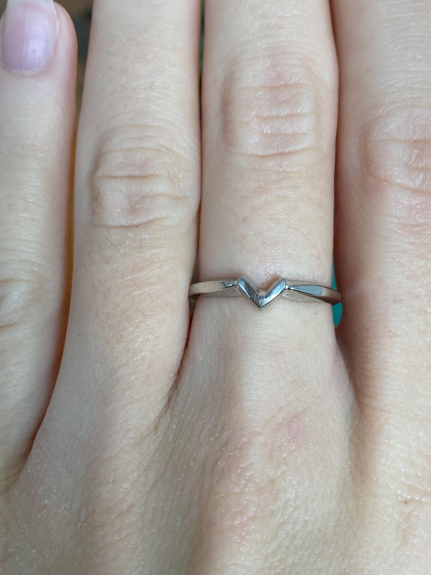 Vintage Solid 18k White Gold V Chevron Ring Band - Size 6.75