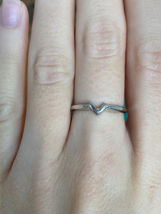 Vintage Solid 18k White Gold V Chevron Ring Band - Size 6.75