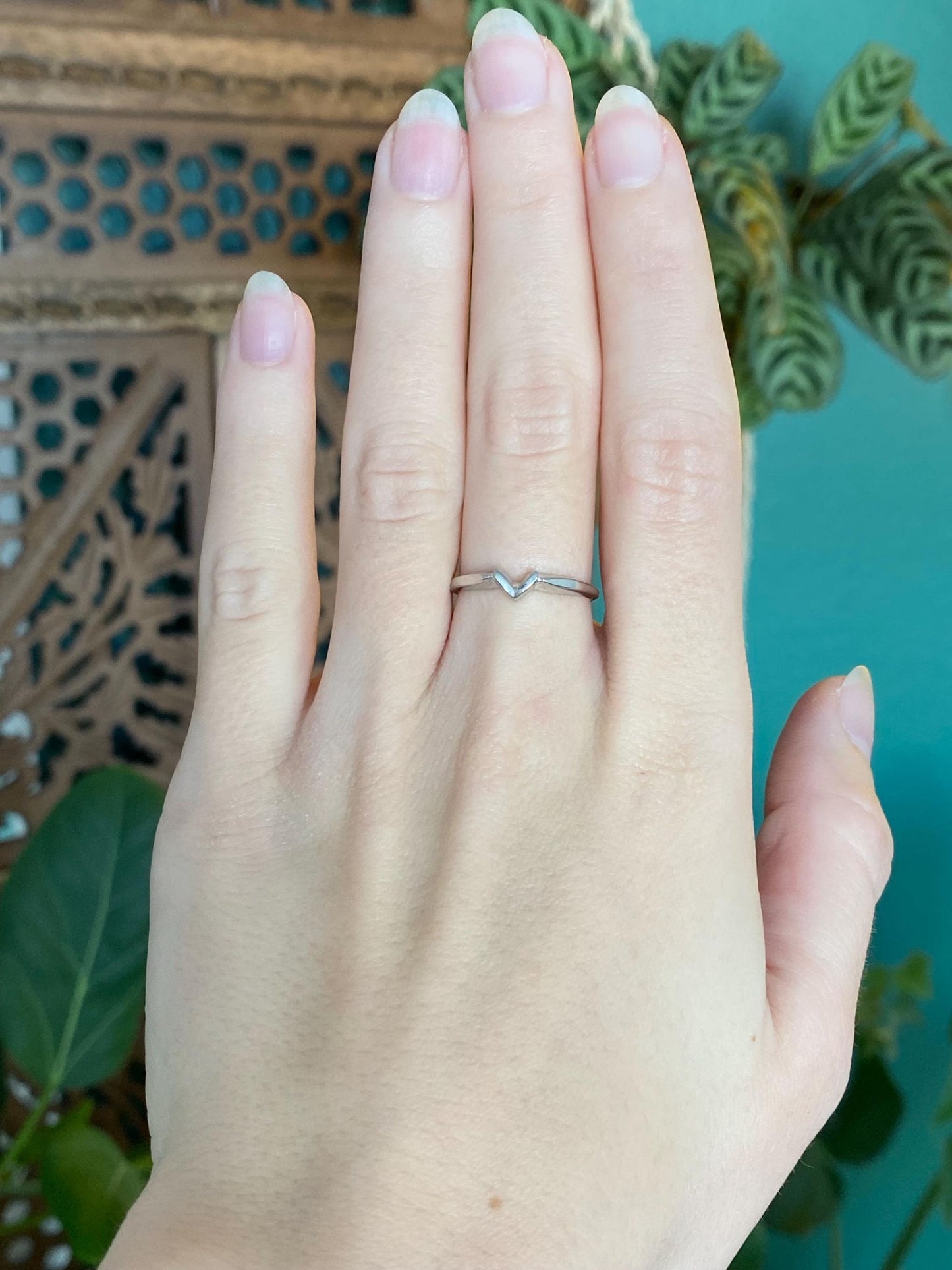 Vintage Solid 18k White Gold V Chevron Ring Band - Size 6.75