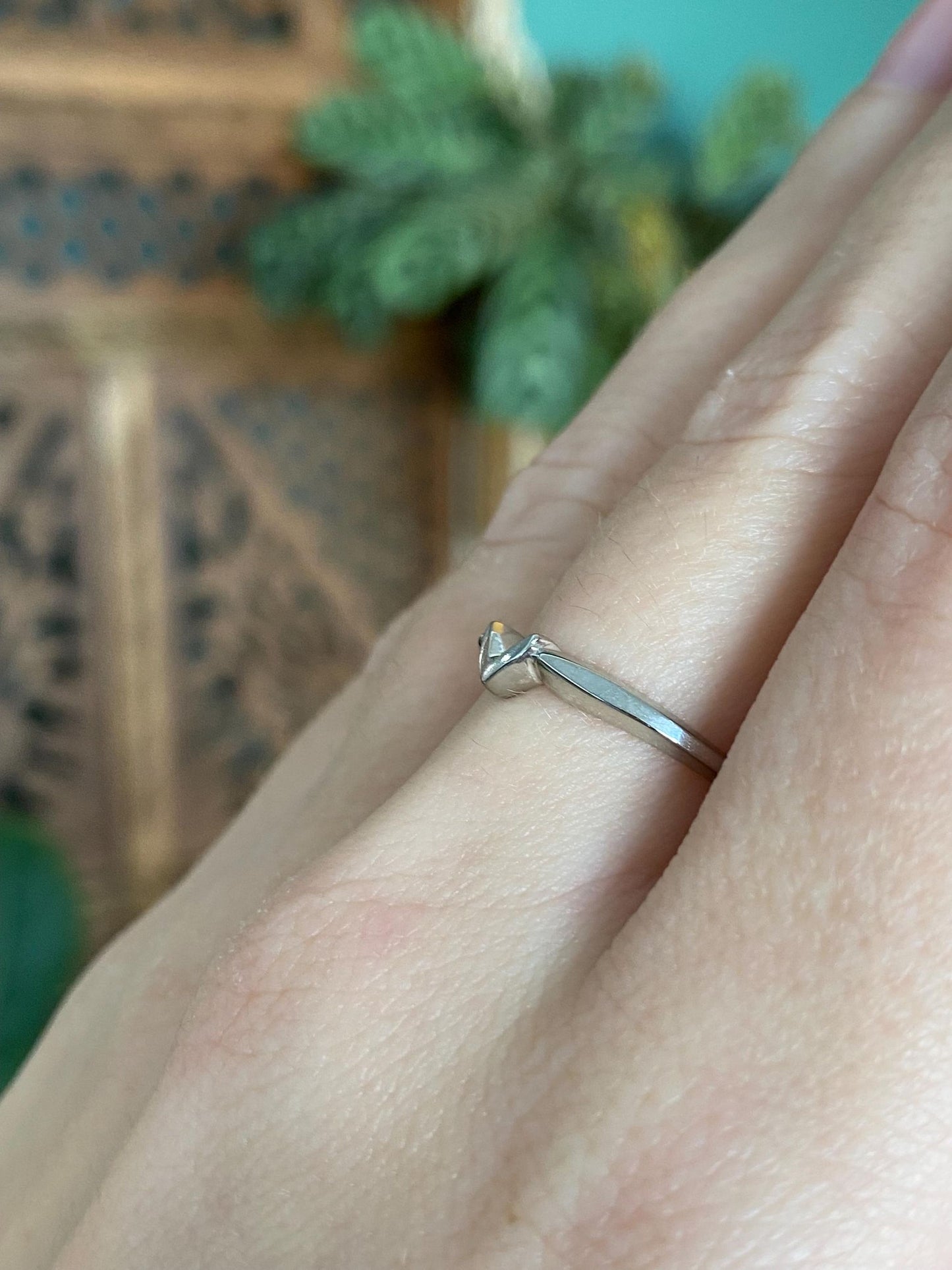 Vintage Solid 18k White Gold V Chevron Ring Band - Size 6.75