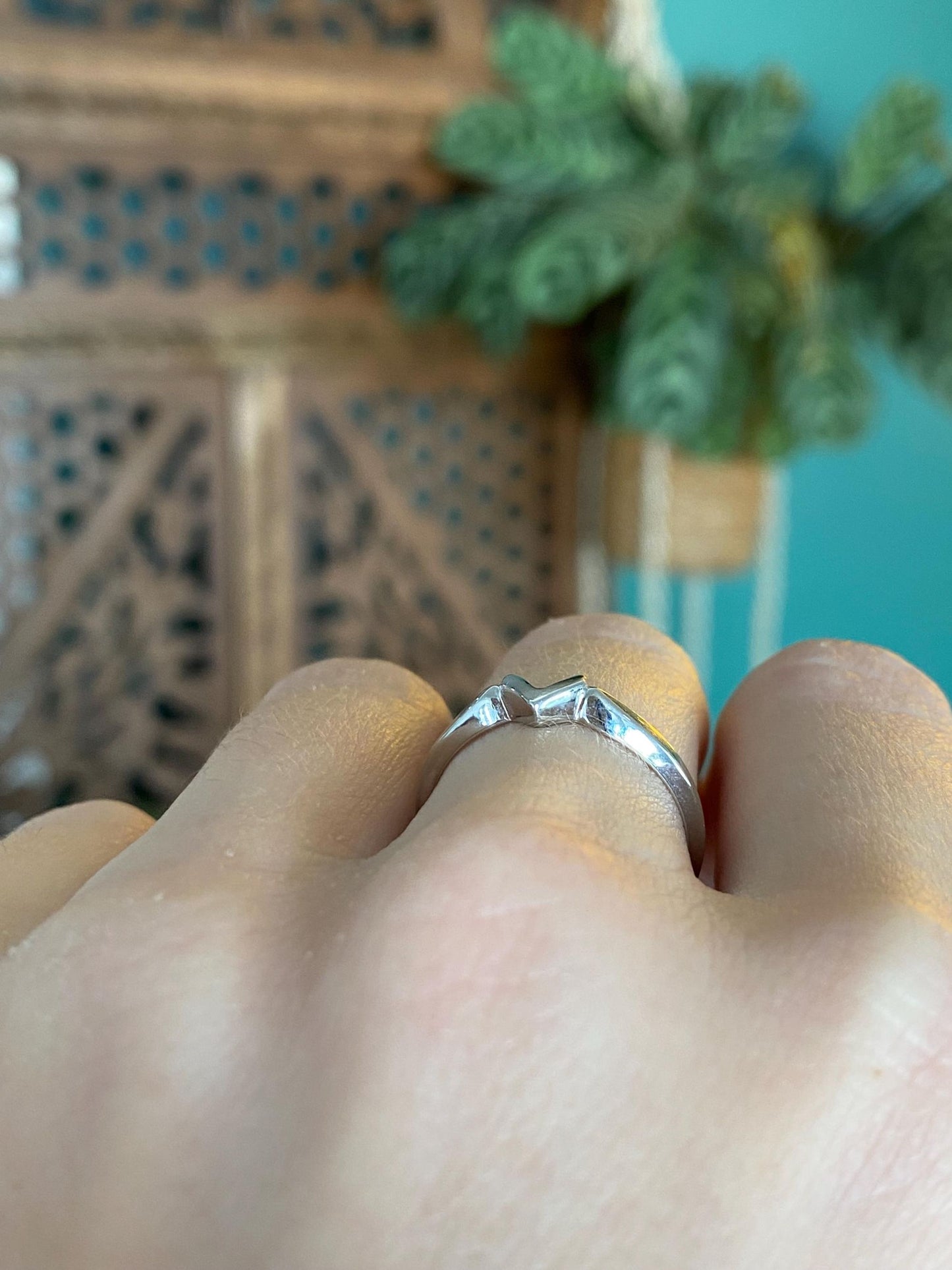 Vintage Solid 18k White Gold V Chevron Ring Band - Size 6.75