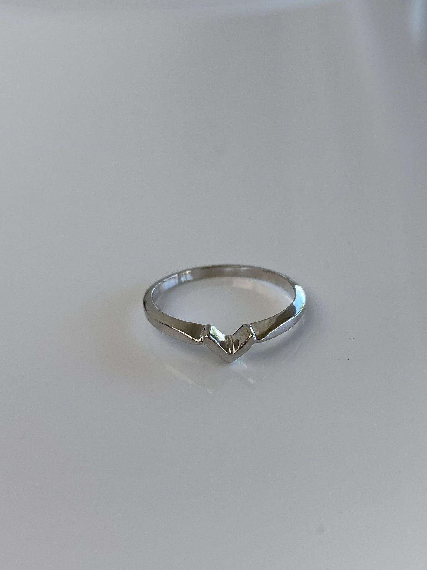 Vintage Solid 18k White Gold V Chevron Ring Band - Size 6.75