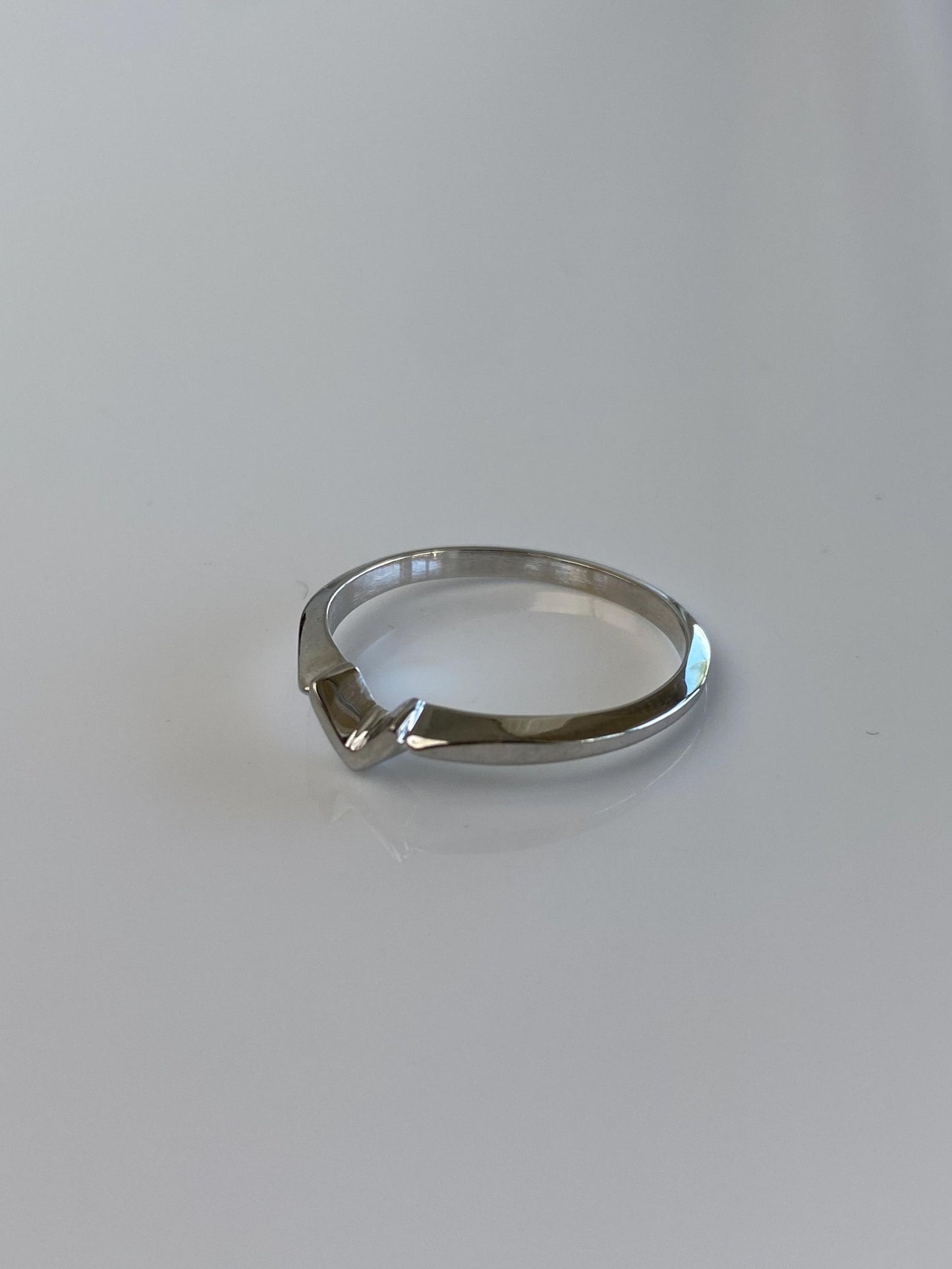 Vintage Solid 18k White Gold V Chevron Ring Band - Size 6.75