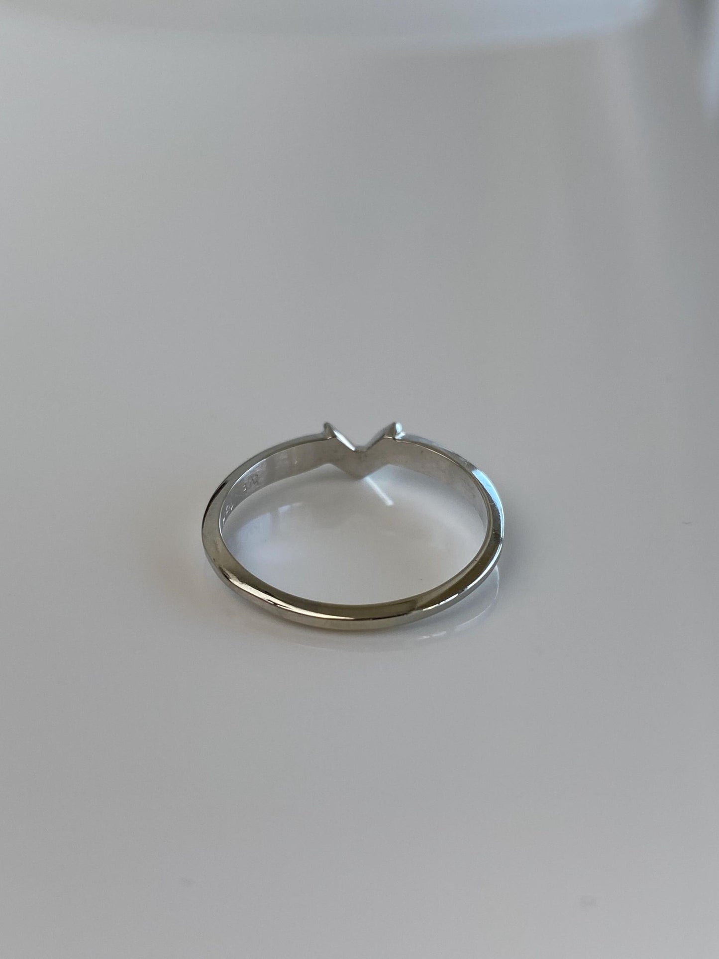 Vintage Solid 18k White Gold V Chevron Ring Band - Size 6.75