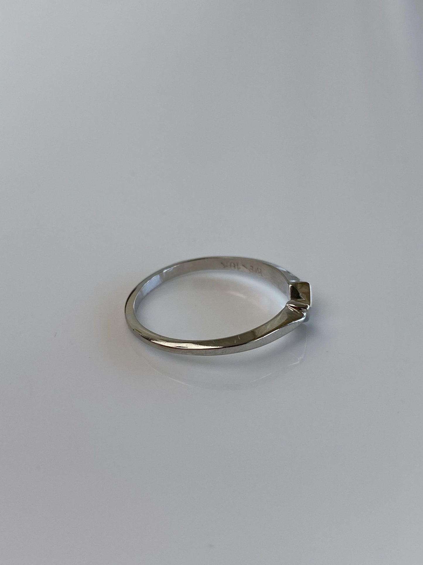 Vintage Solid 18k White Gold V Chevron Ring Band - Size 6.75