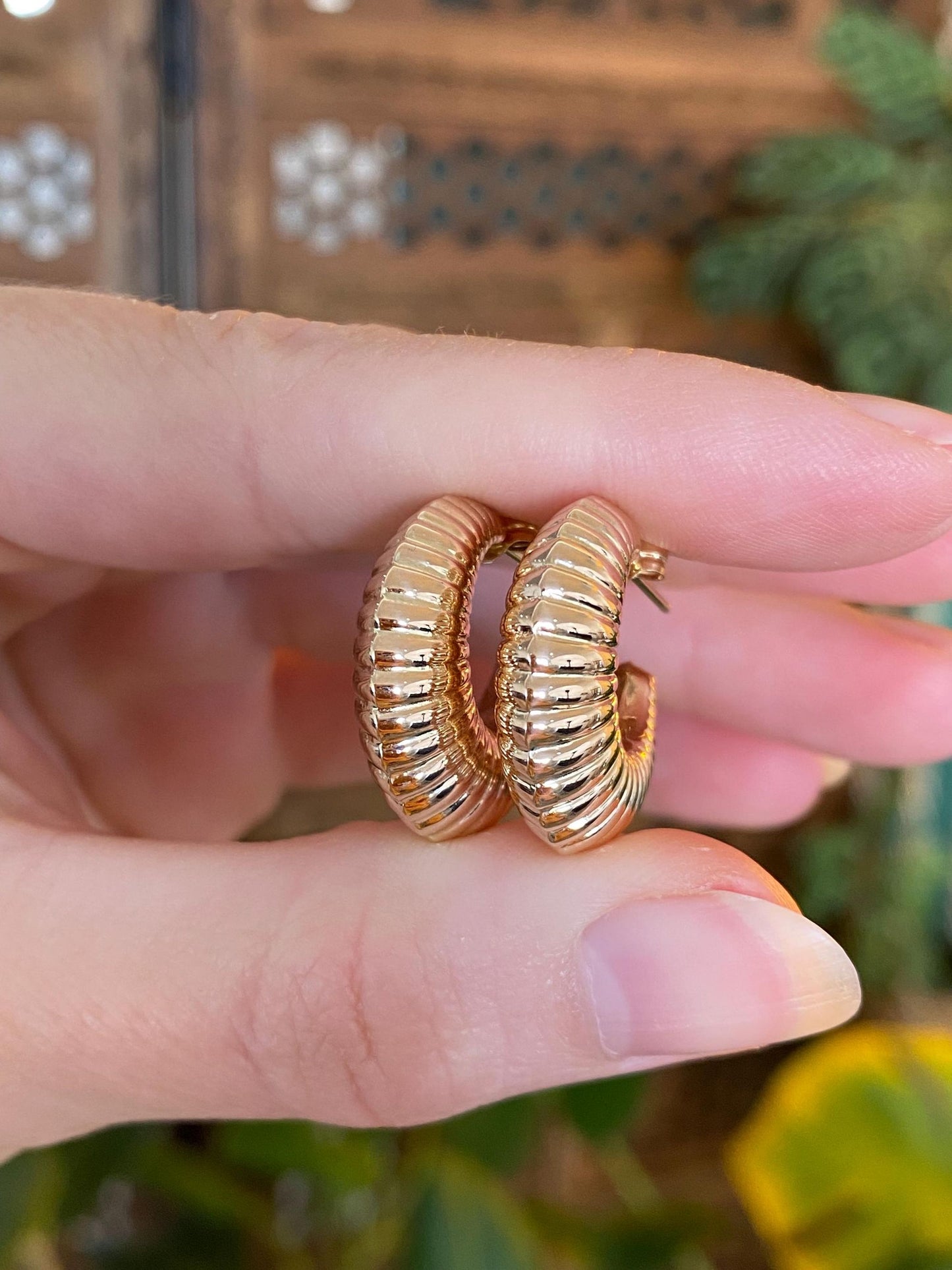 Vintage 14k Yellow Gold Chunky Scalloped Hoop Earrings