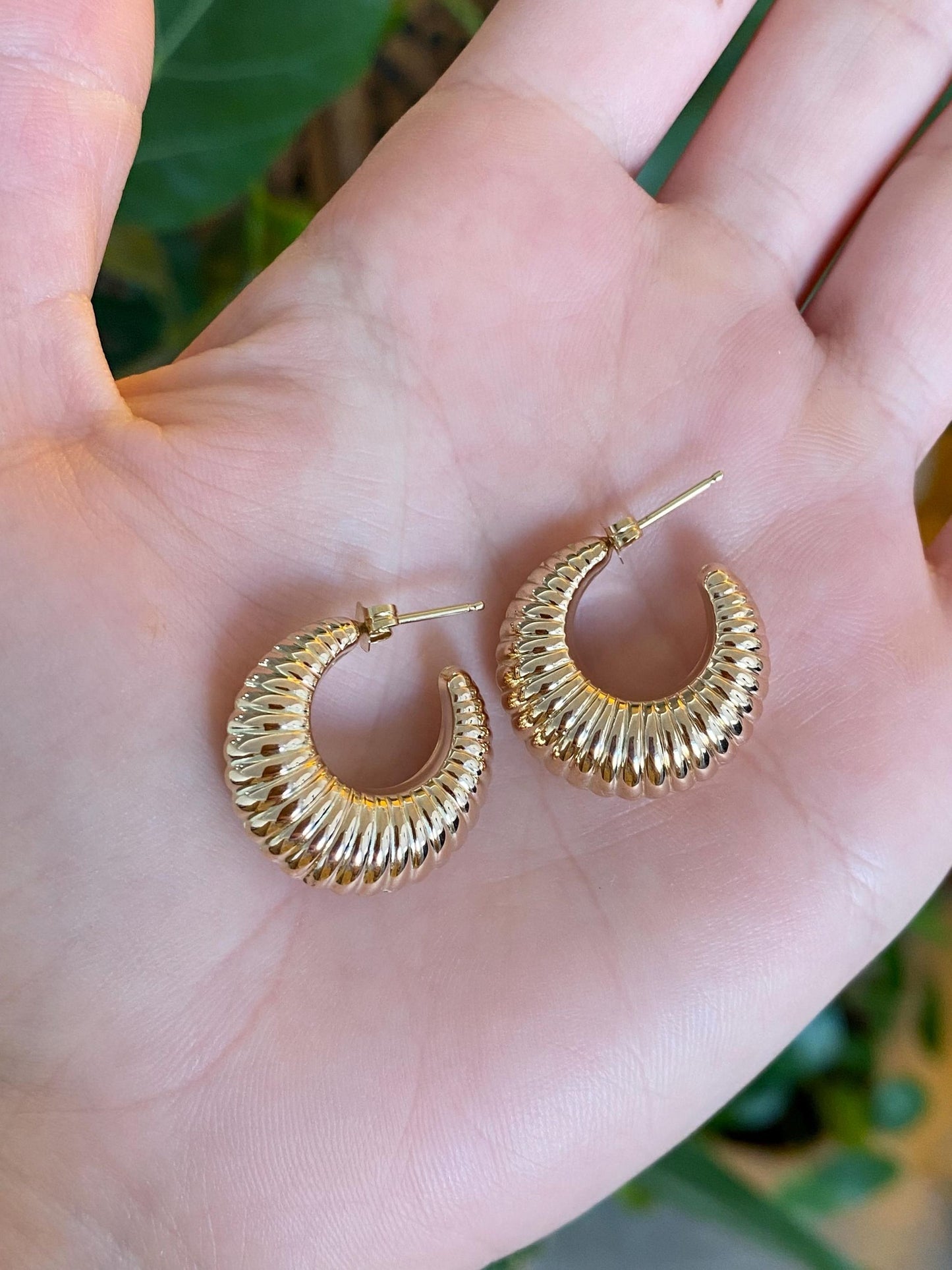 Vintage 14k Yellow Gold Chunky Scalloped Hoop Earrings