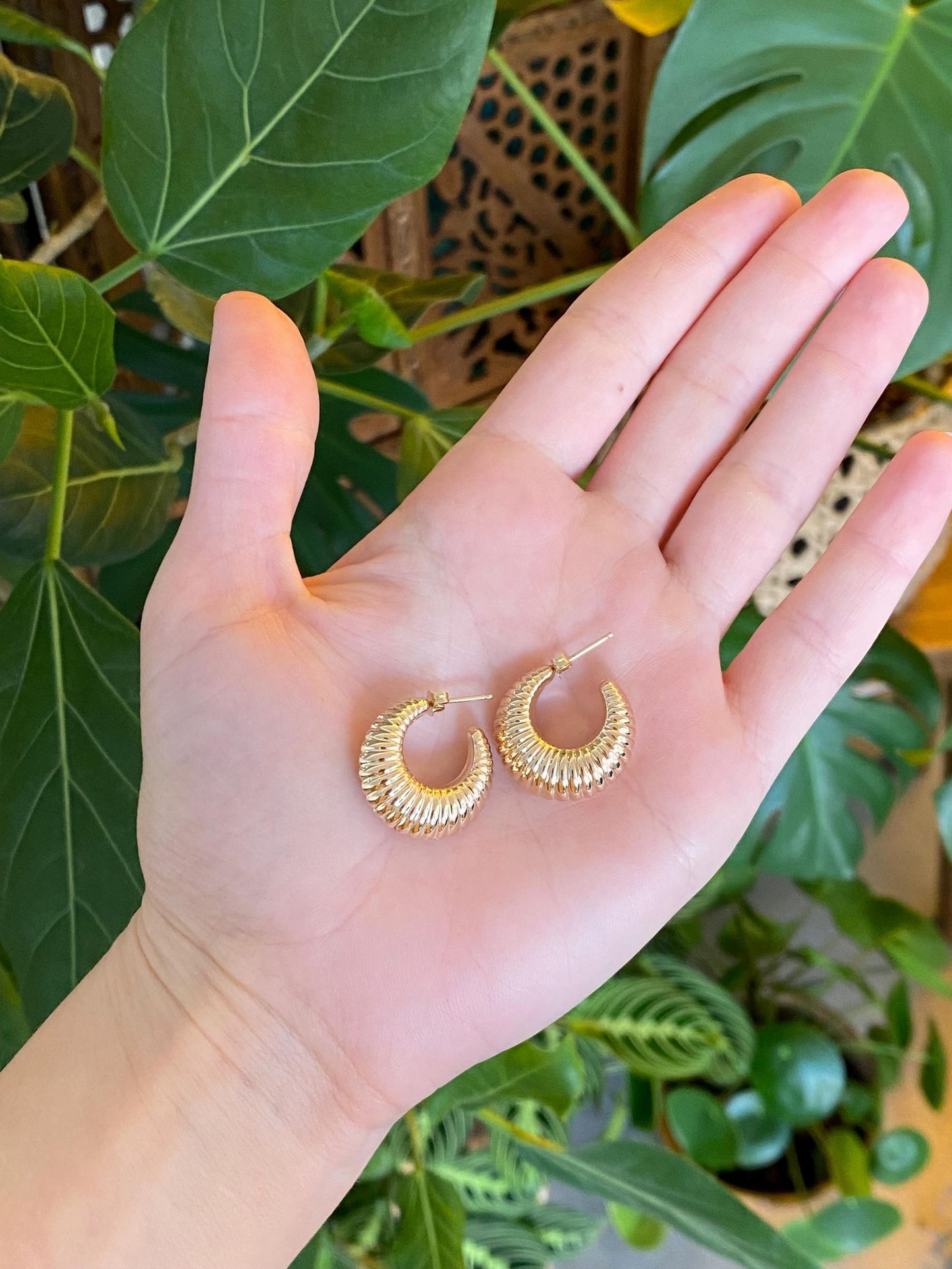Vintage 14k Yellow Gold Chunky Scalloped Hoop Earrings