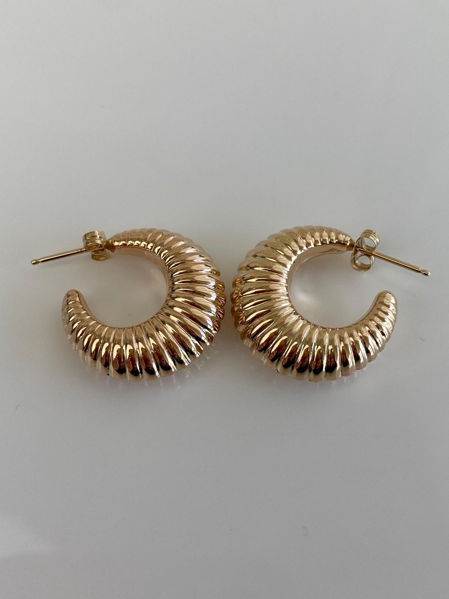 Vintage 14k Yellow Gold Chunky Scalloped Hoop Earrings