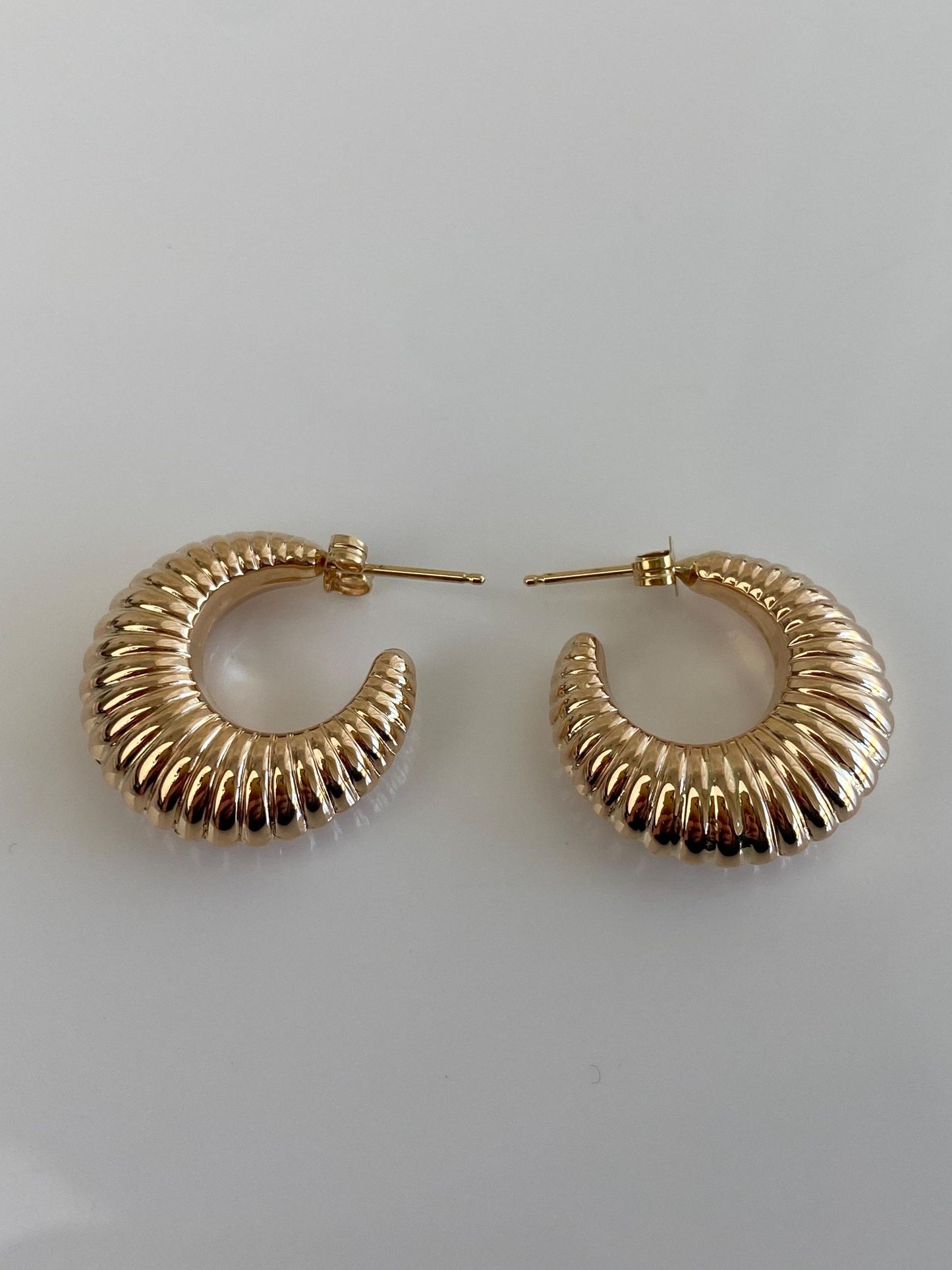 Vintage 14k Yellow Gold Chunky Scalloped Hoop Earrings