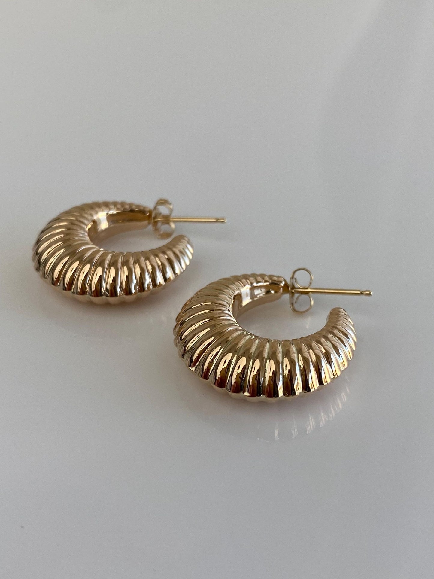 Vintage 14k Yellow Gold Chunky Scalloped Hoop Earrings