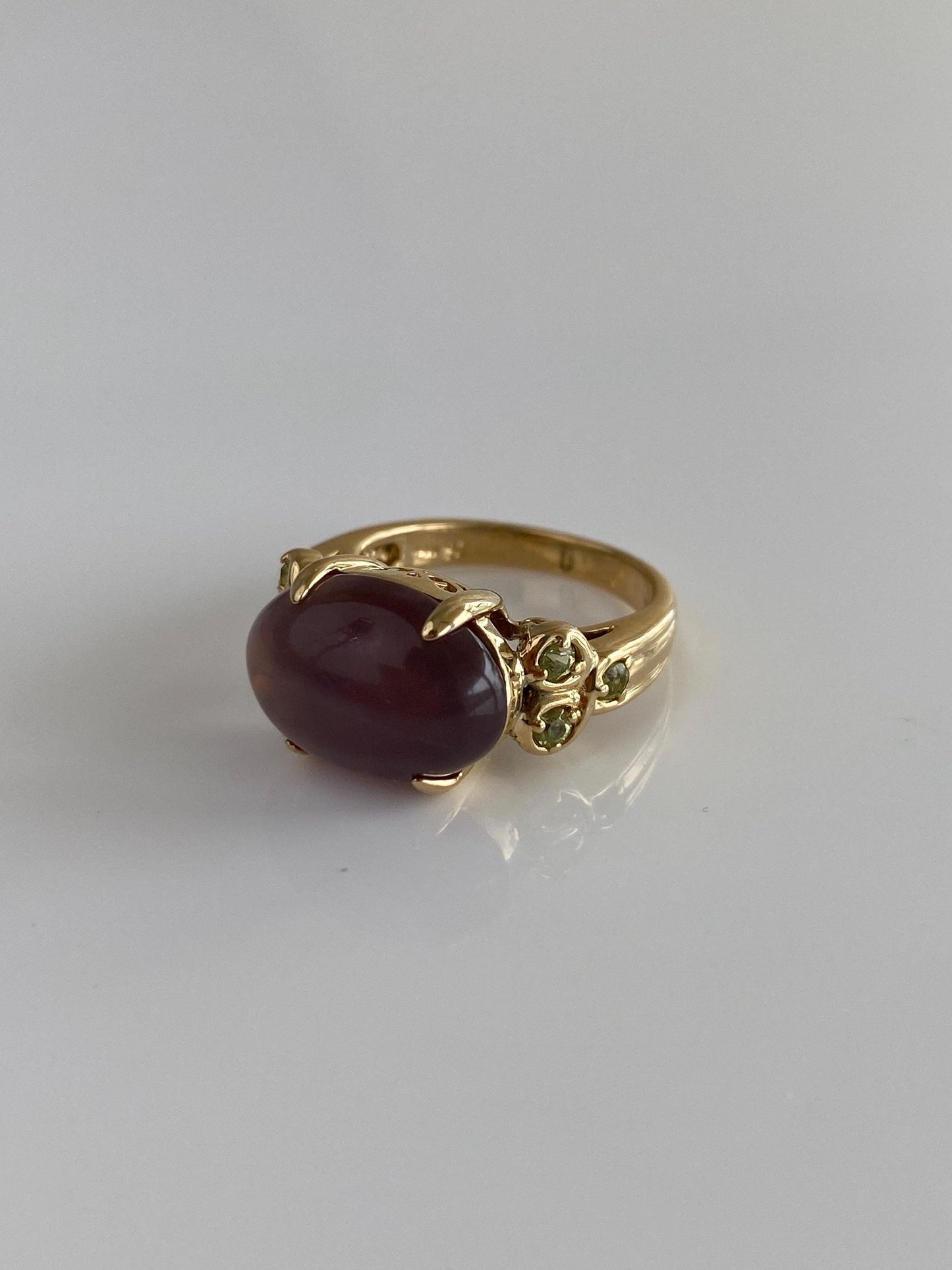 Solid 14k Yellow Gold Lavender Chalcedony Cabochon Peridot Ring - Size 4.75