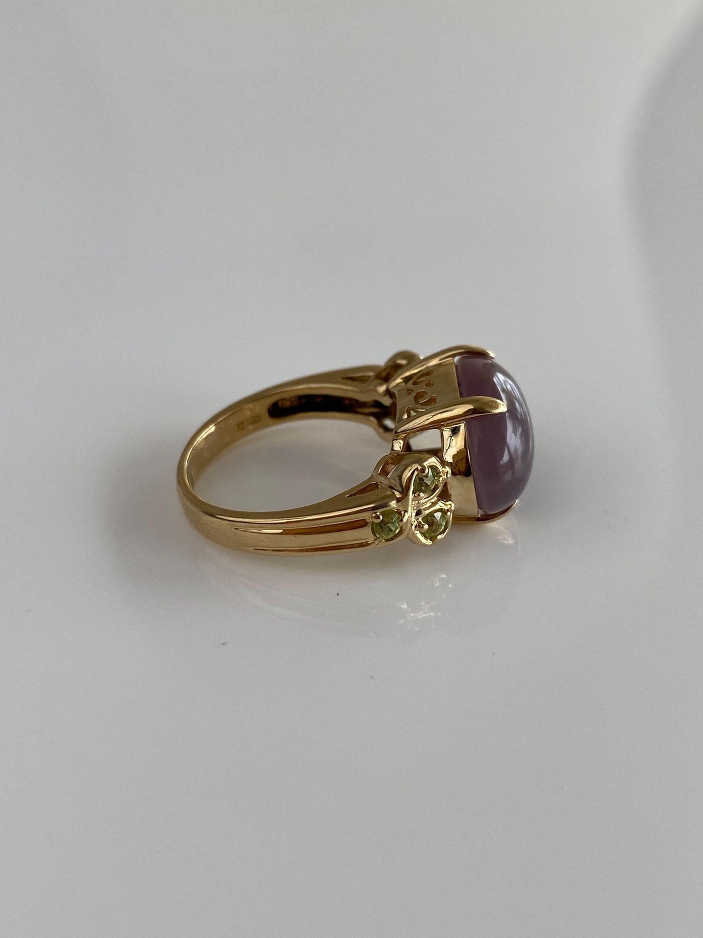 Solid 14k Yellow Gold Lavender Chalcedony Cabochon Peridot Ring - Size 4.75