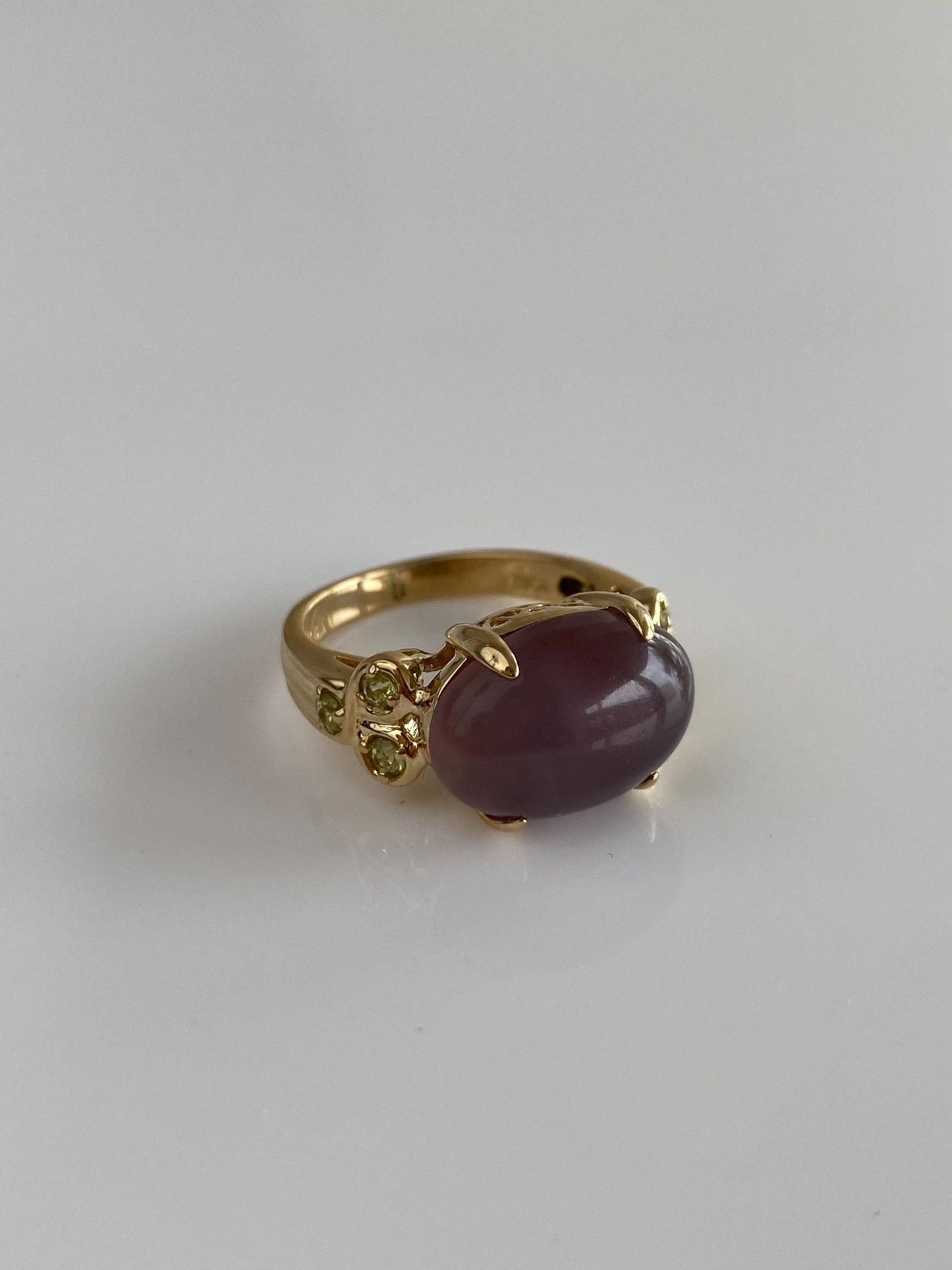 Solid 14k Yellow Gold Lavender Chalcedony Cabochon Peridot Ring - Size 4.75