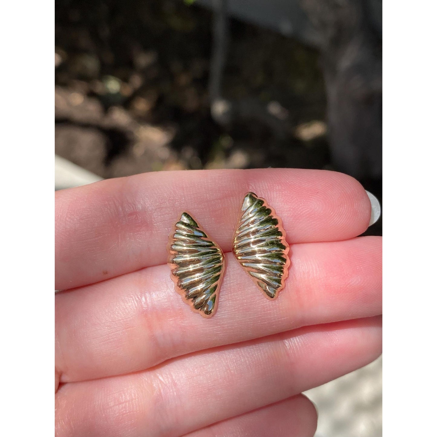 Vintage Solid 14k Yellow Gold Scalloped Fan Stud Earrings