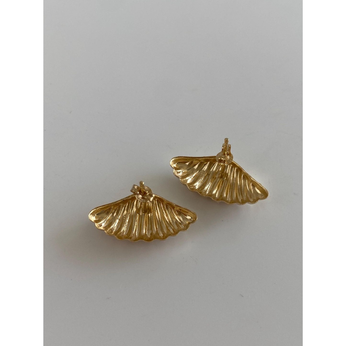 Vintage Solid 14k Yellow Gold Scalloped Fan Stud Earrings