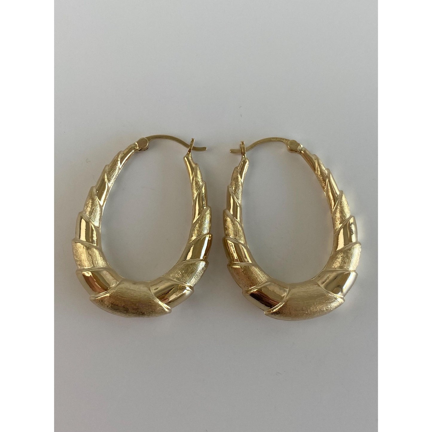 Vintage 14k Yellow Gold Satin Scaled Oval Hoop Earrings