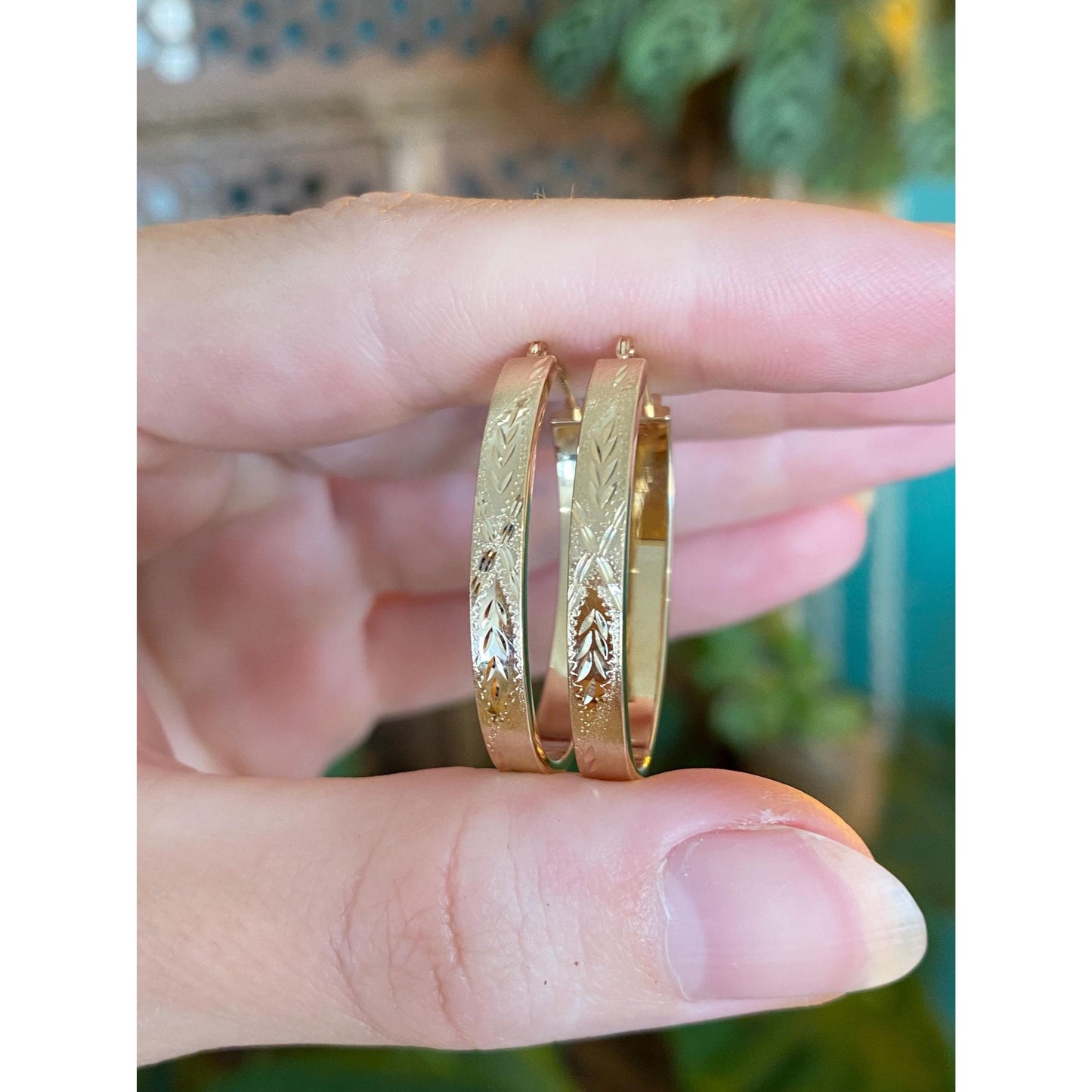 Vintage 14k Yellow Gold Diamond Cut Oval Hoop Earrings